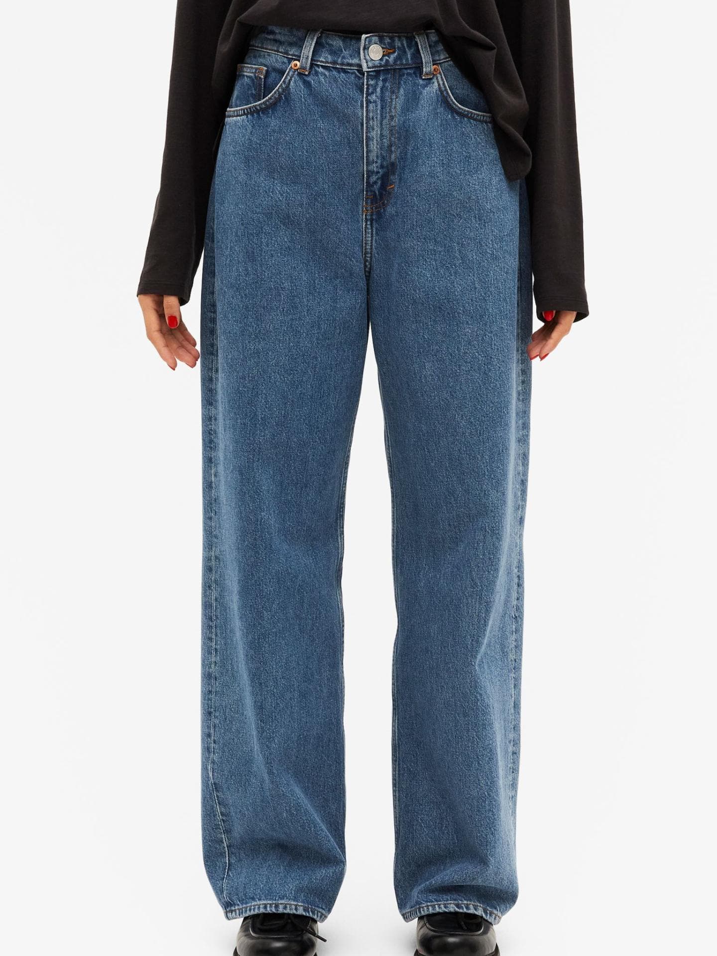 Loose Fit Jeans in Dunkelblau von Monki über H&M