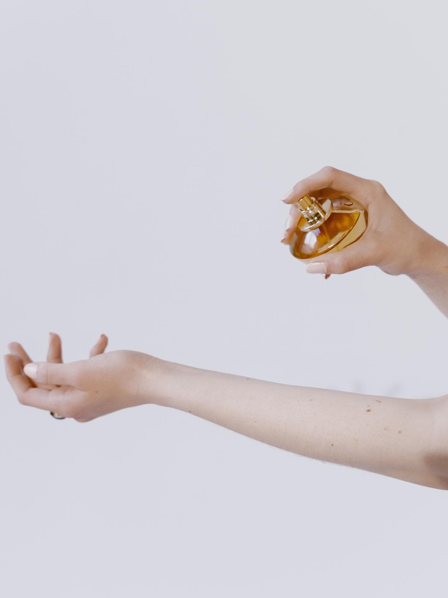 Parfum wird aufgetragen