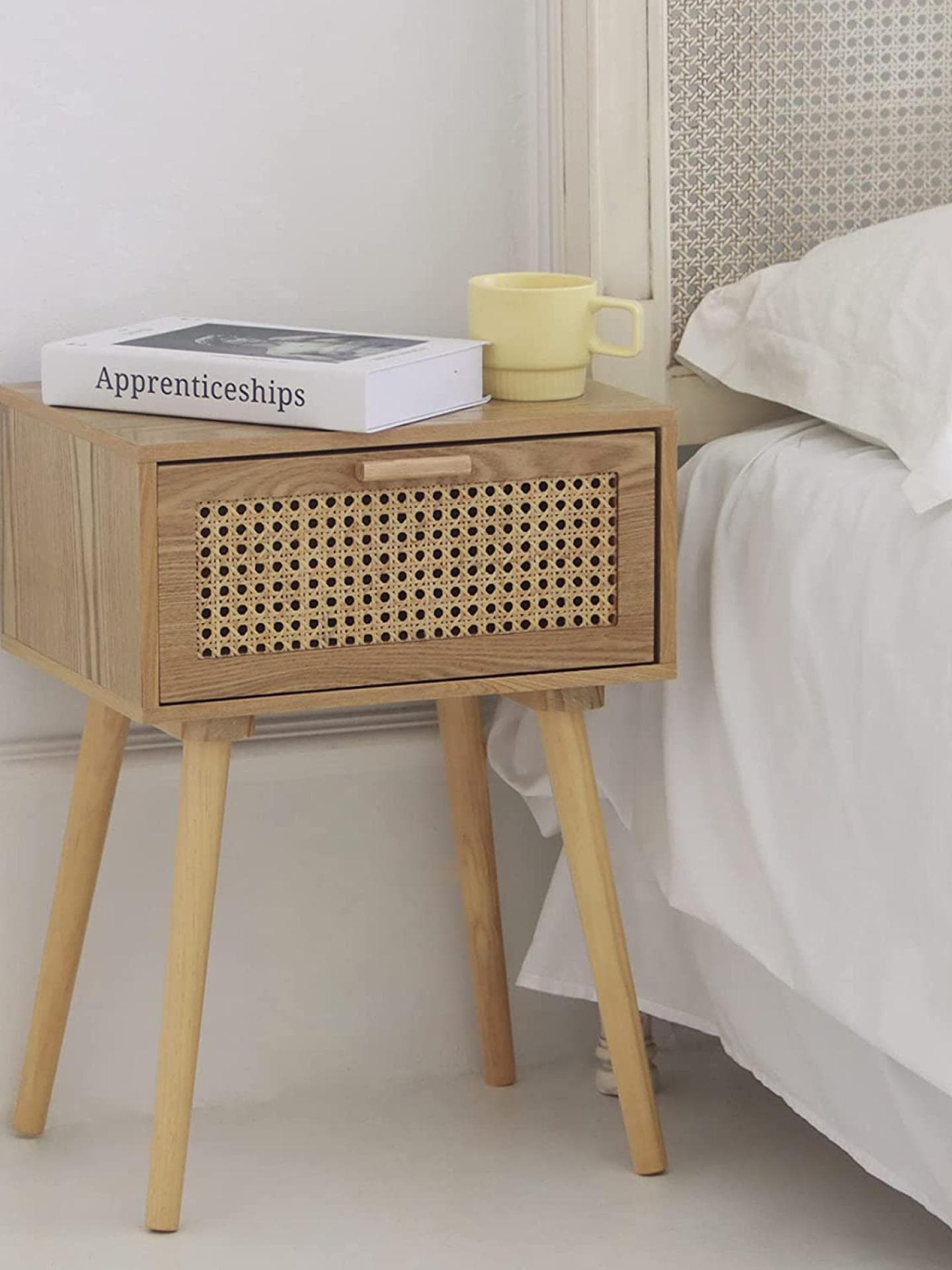 Rattan-Beistelltisch mit Massivholzbeinen und Natur-Rattan von AWASEN über Amazon, ca. 159 Euro