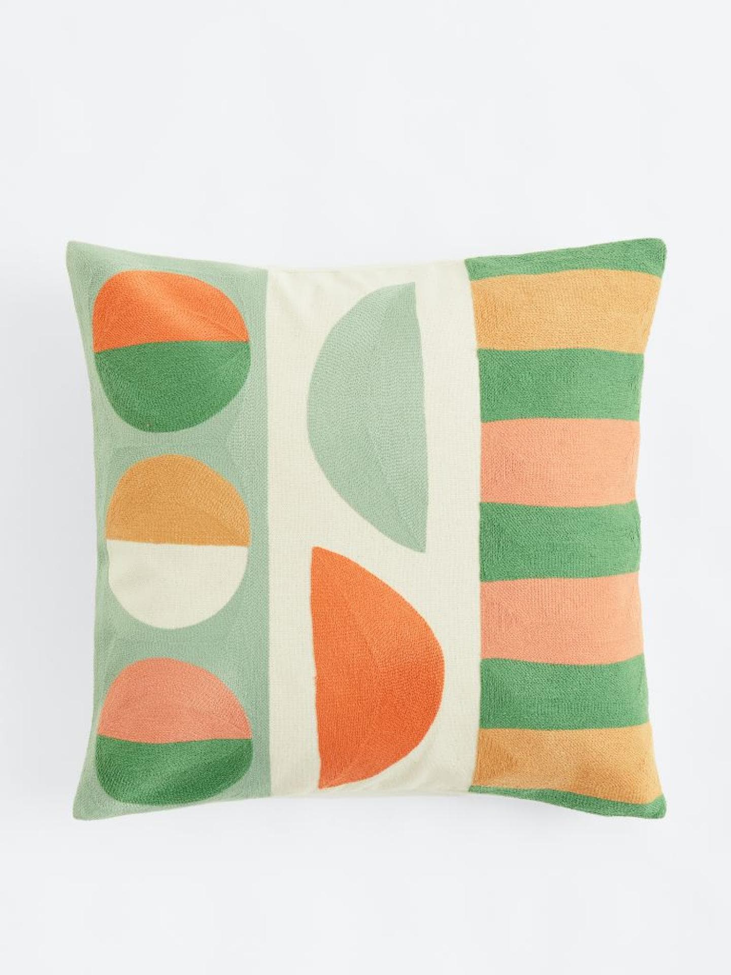 Bestickte Kissenhülle mit grünem, orangenen und beigen Muster von H&M, ca. 25 Euro