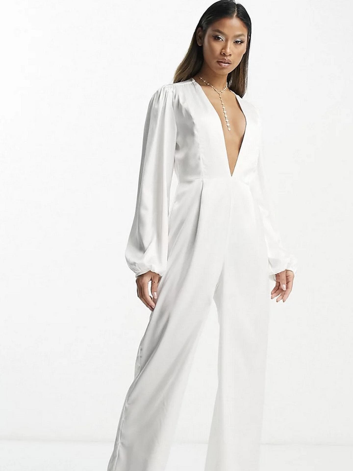 Extro & Vert über ASOS Bridal Braut-Jumpsuit aus Satin mit tiefem Ausschnitt und Ballonärmeln