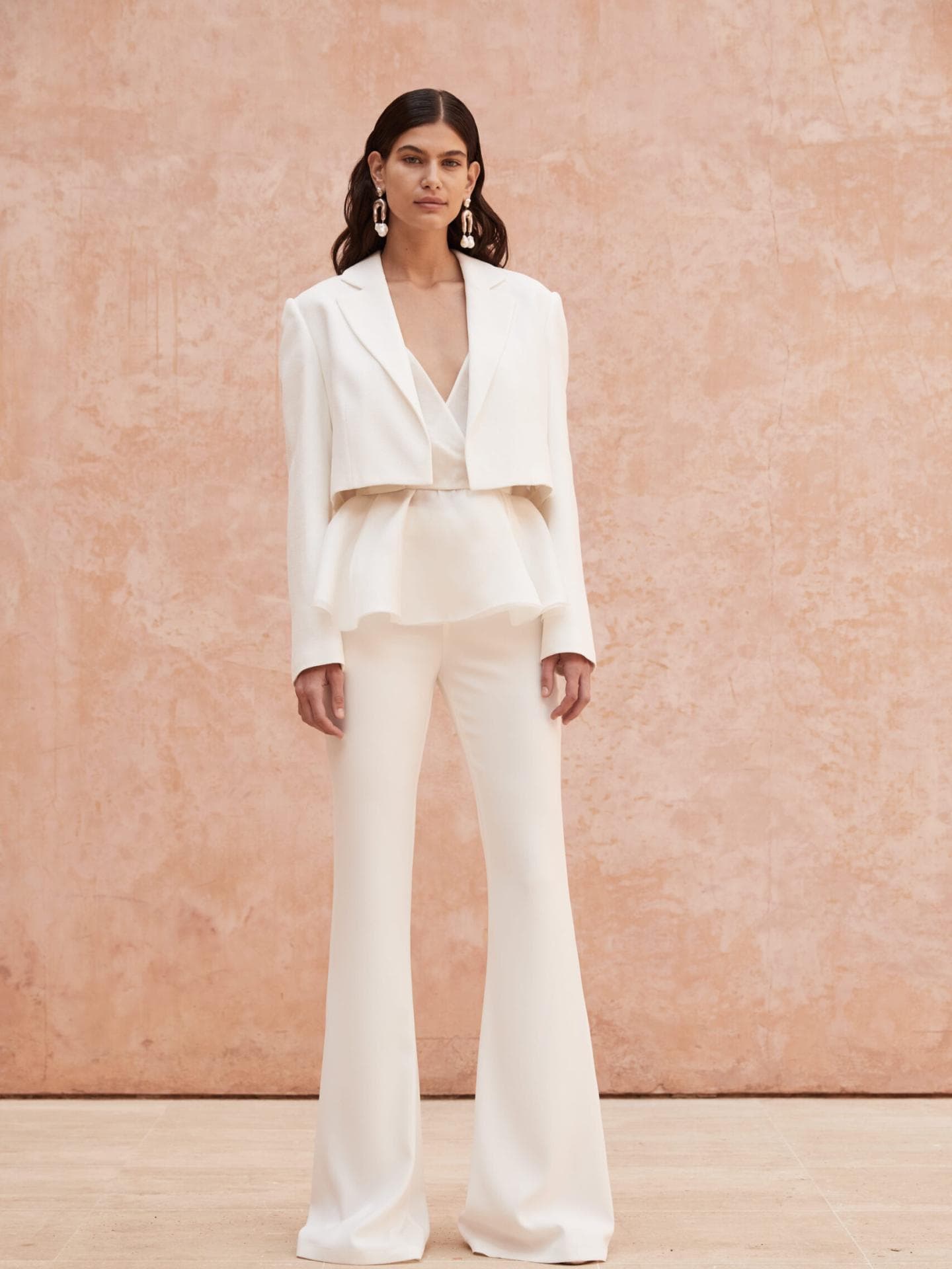 Set aus Cropped Blazer (ca. 1.290 Euro), ausgesteller Hose (ca. 990 Euro) und Top mit V-Ausschnitt und Schößchen (ca. 1.290 Euro) von Kaviar Gauche