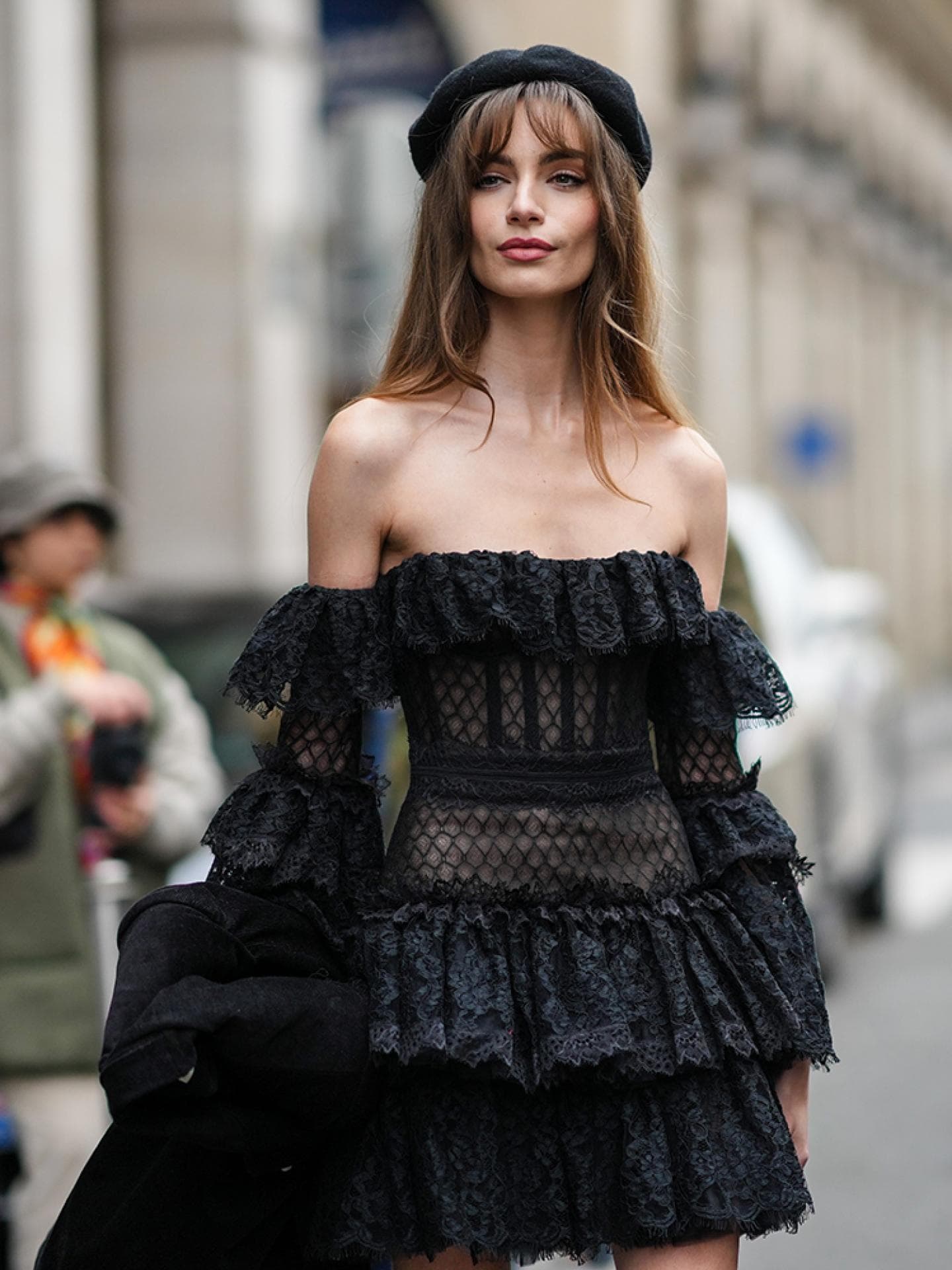 Mara Lafontan in schwarzem Kleid