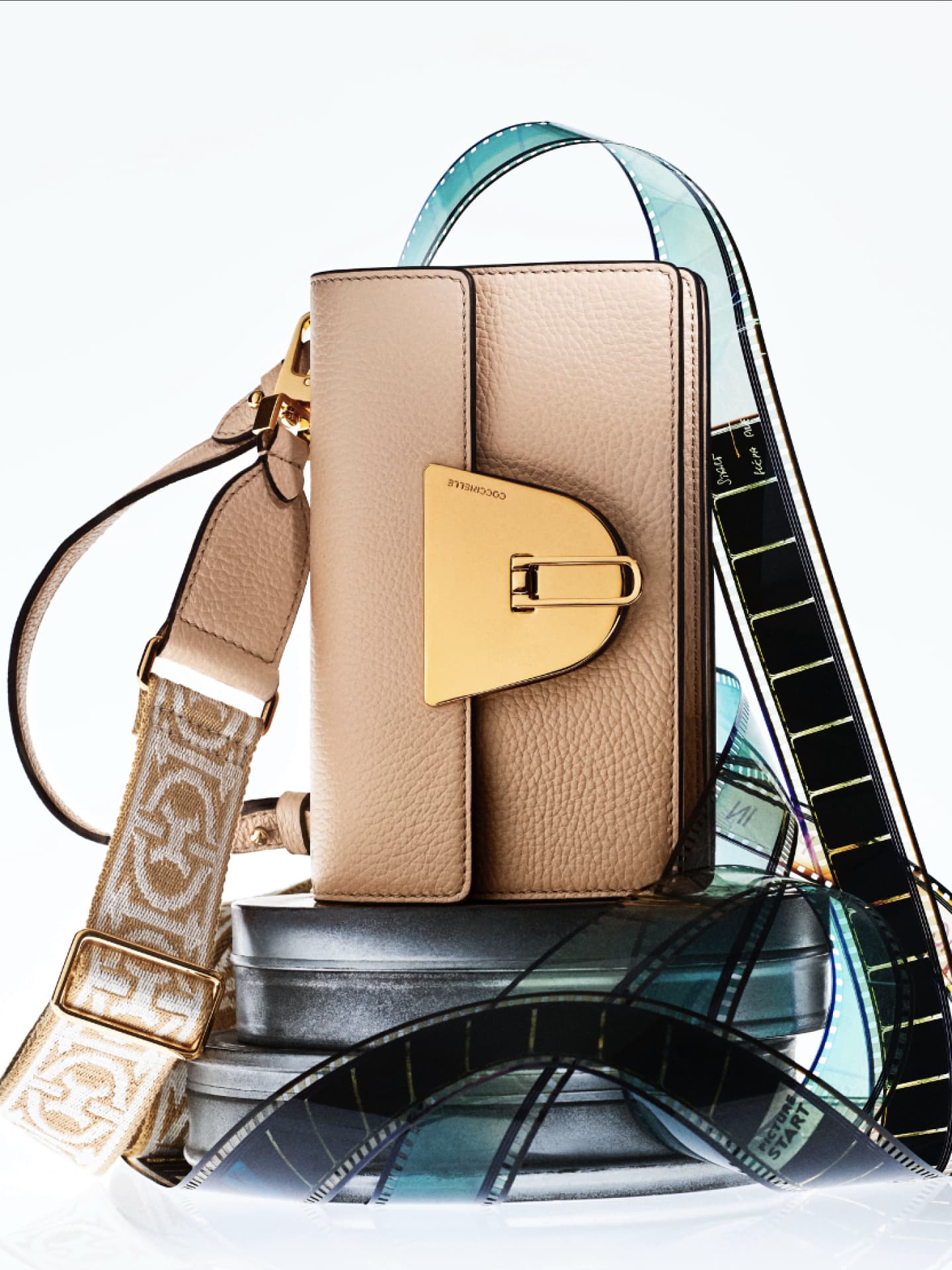 Die Coccinelle Nico lässt sich mit stylishem Strap zur Cross-Body-Bag umwandeln.