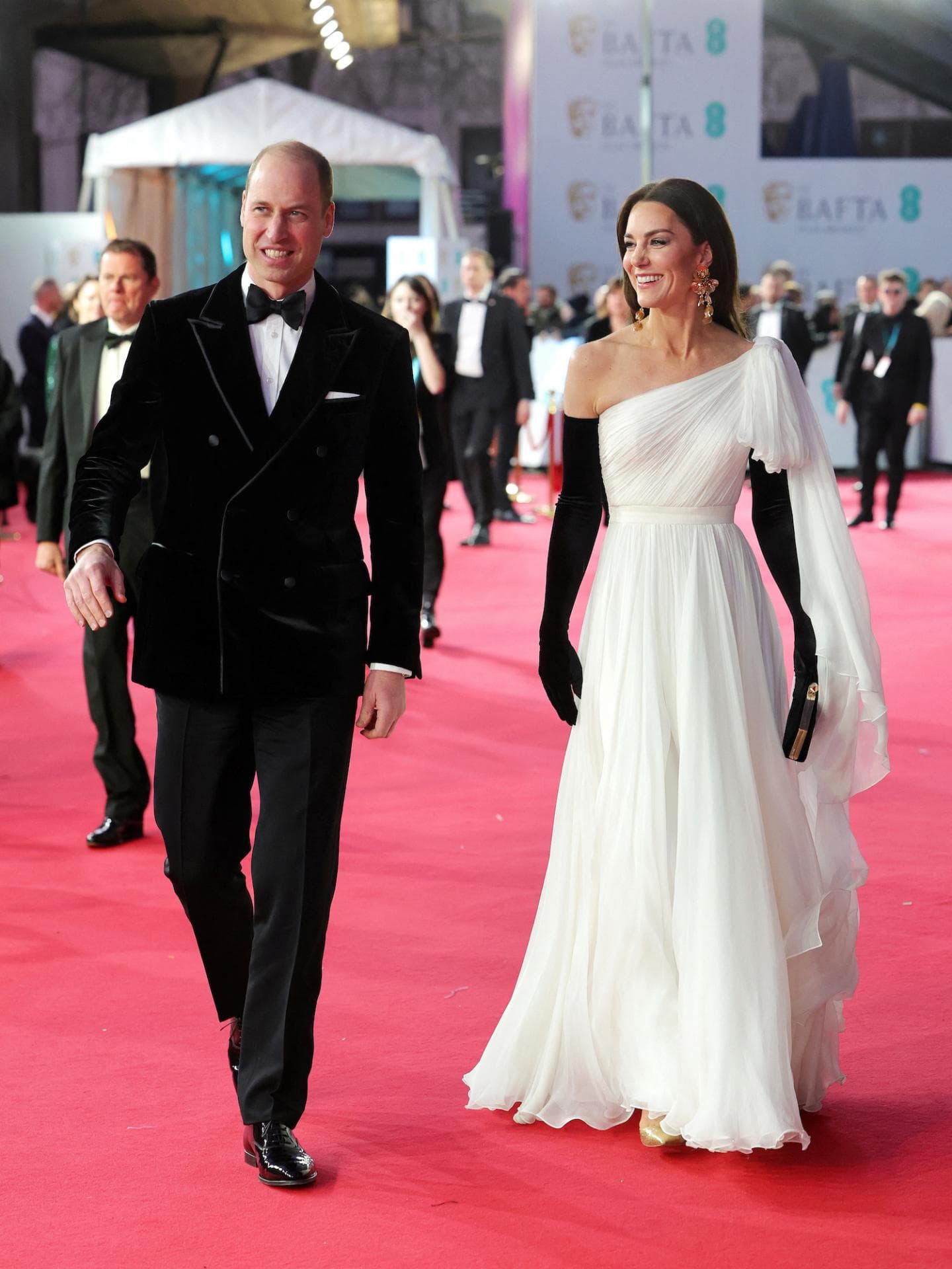 Prinzessin Kate und Prinz William auf den Bafta Awards 2023 im weißen Kleid und schwarzem Anzug