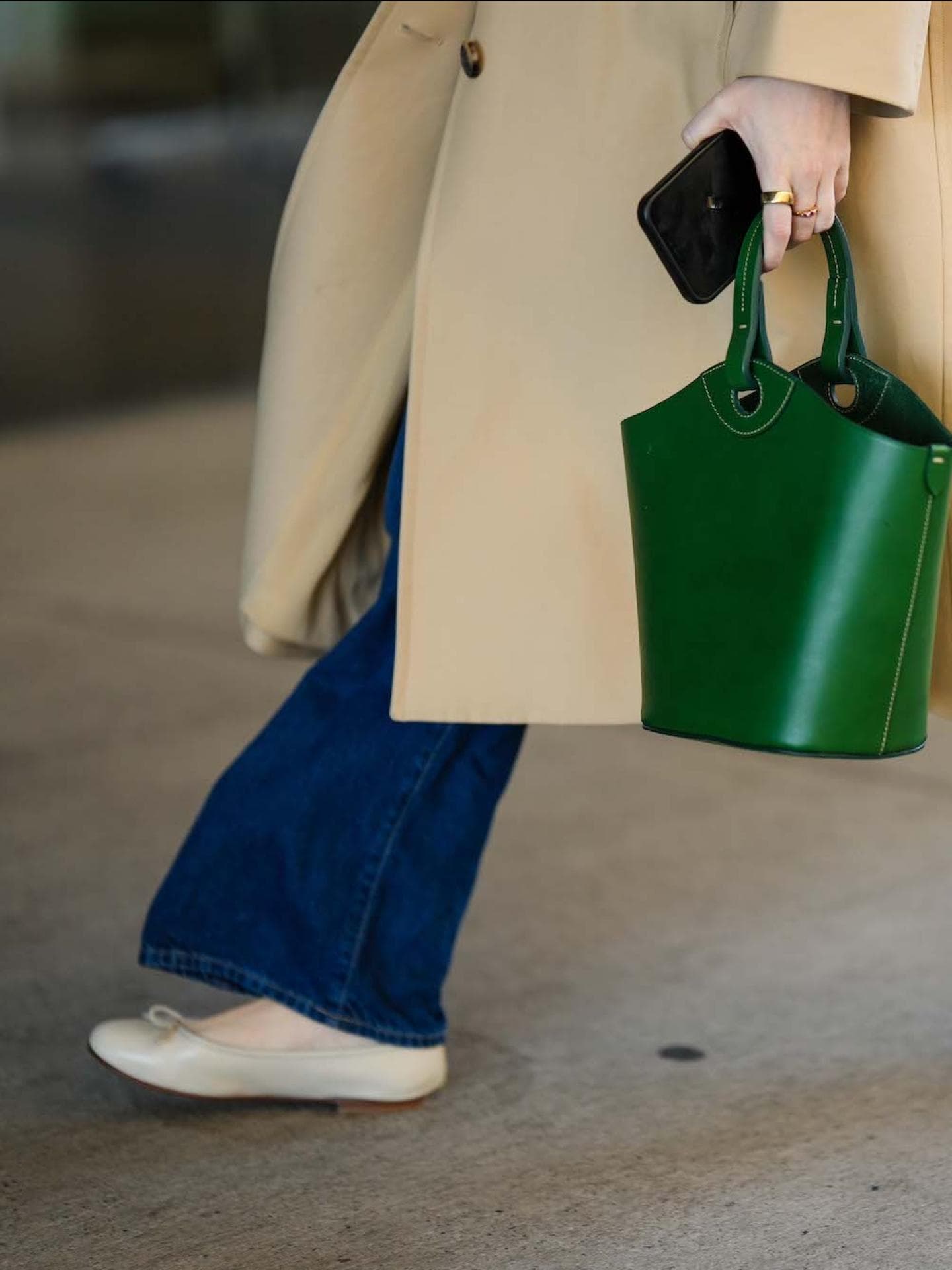 Frau trägt Ballerinas und eine grüne Tasche