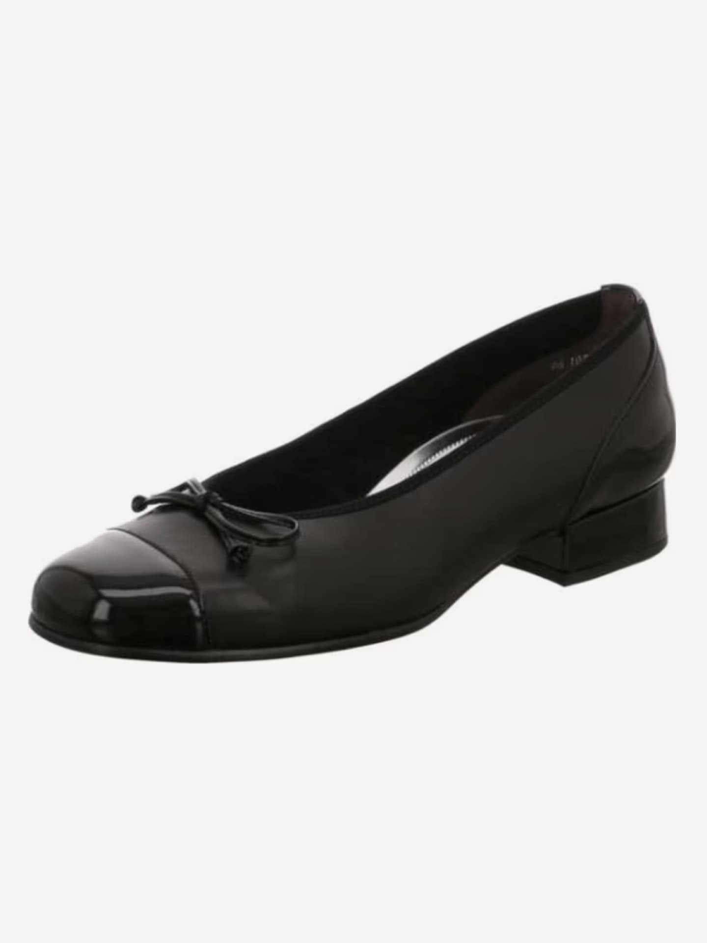 Ballerina mit schwarzer Zehenkappe