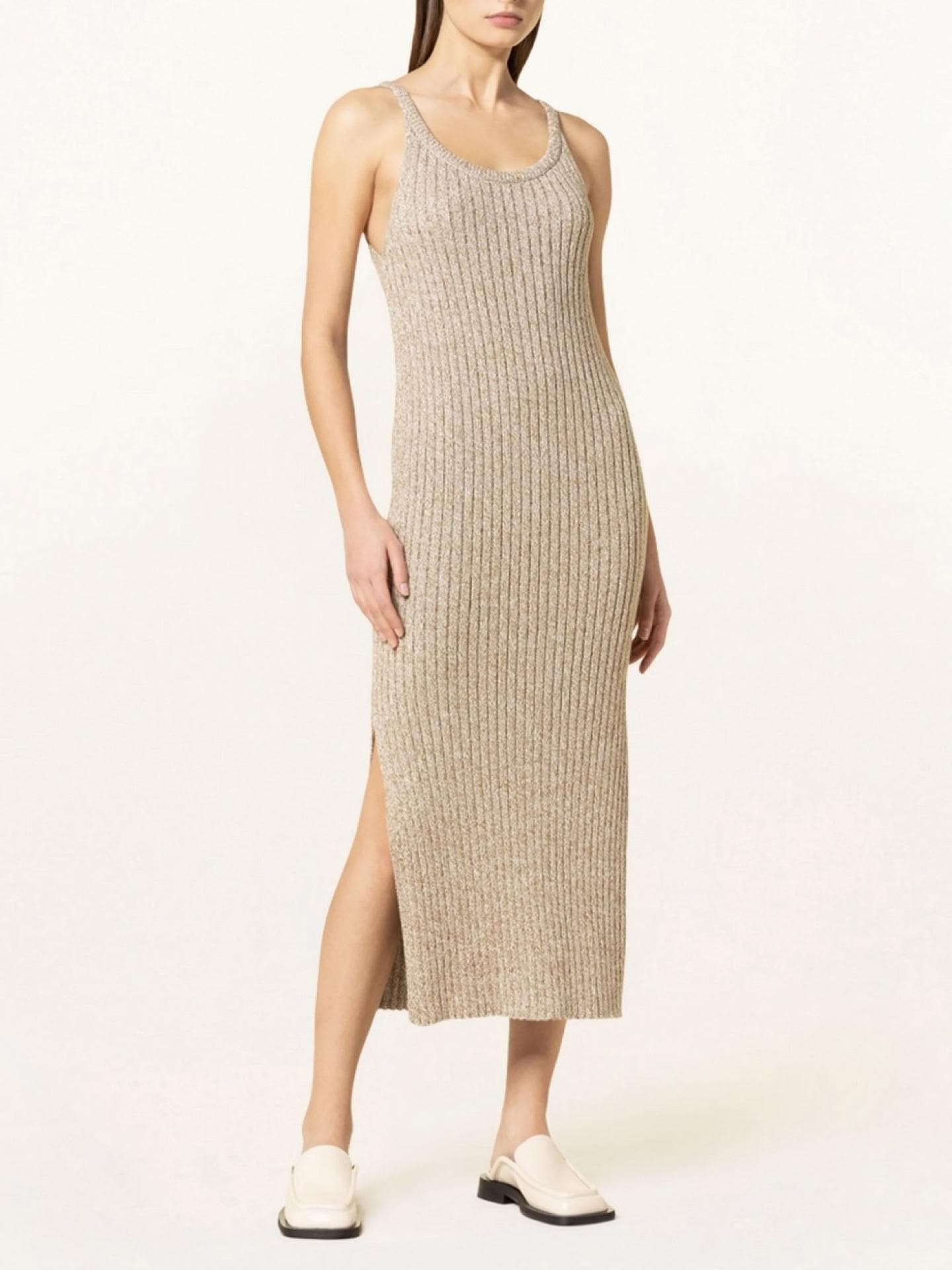 Strickkleid mit Rundhalsausschnitt und aus Rippstrick von Closed über Breuninger, ca. 220 Euro