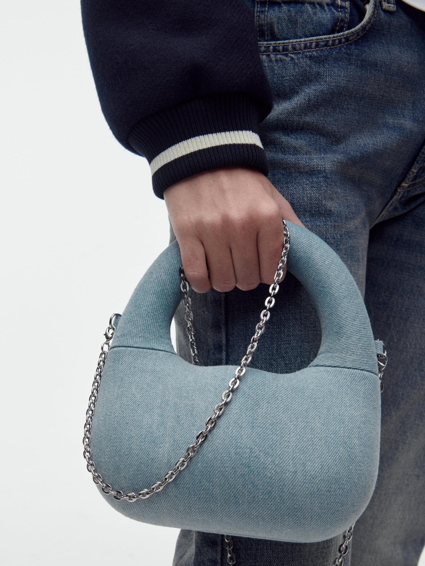 Feste Handtasche mit Henkel und Kettengliedern aus Denim-Material in hellem Blau, ca. 46 Euro