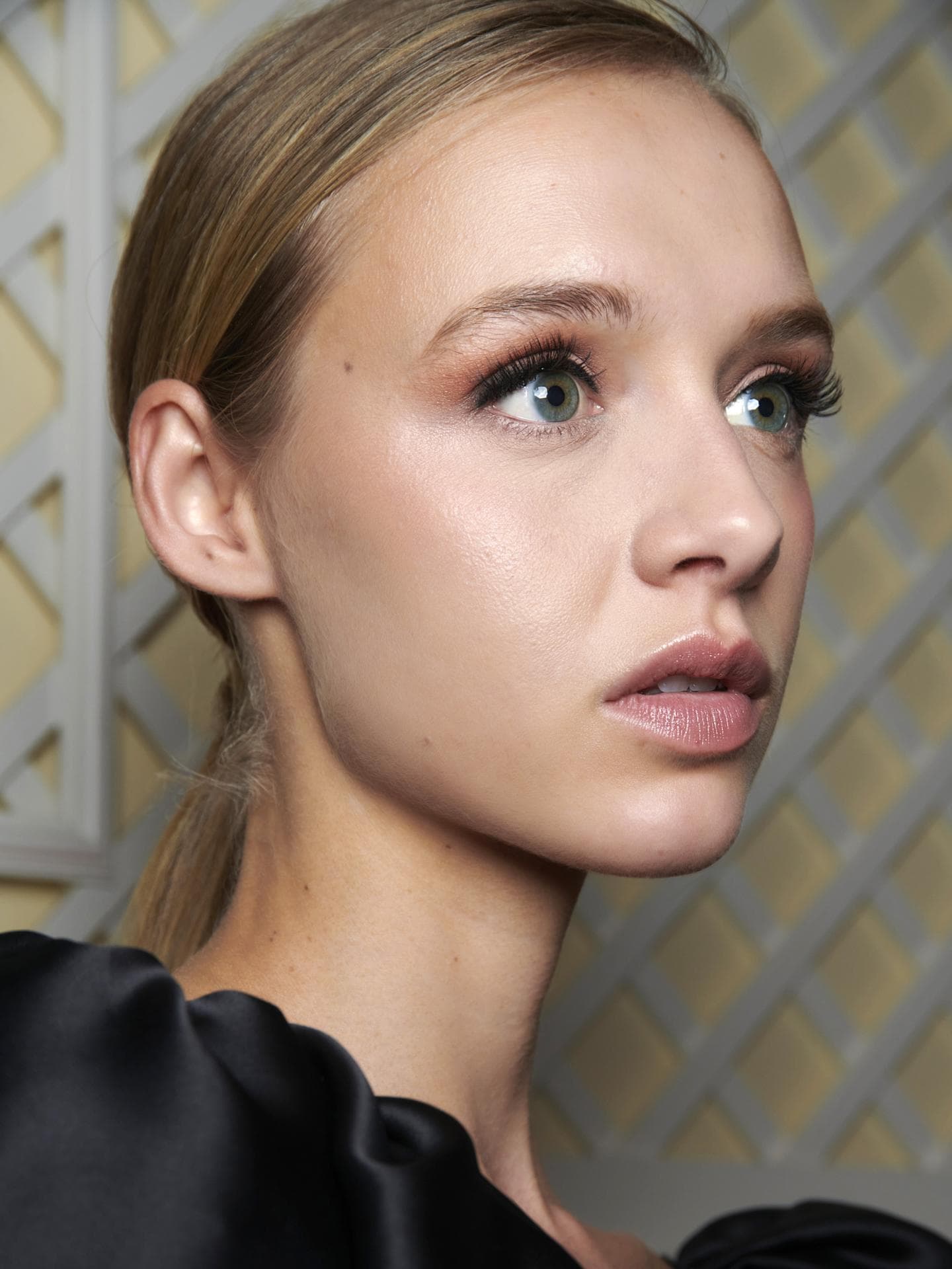 Model mit langen, geschwungenen Wimpern