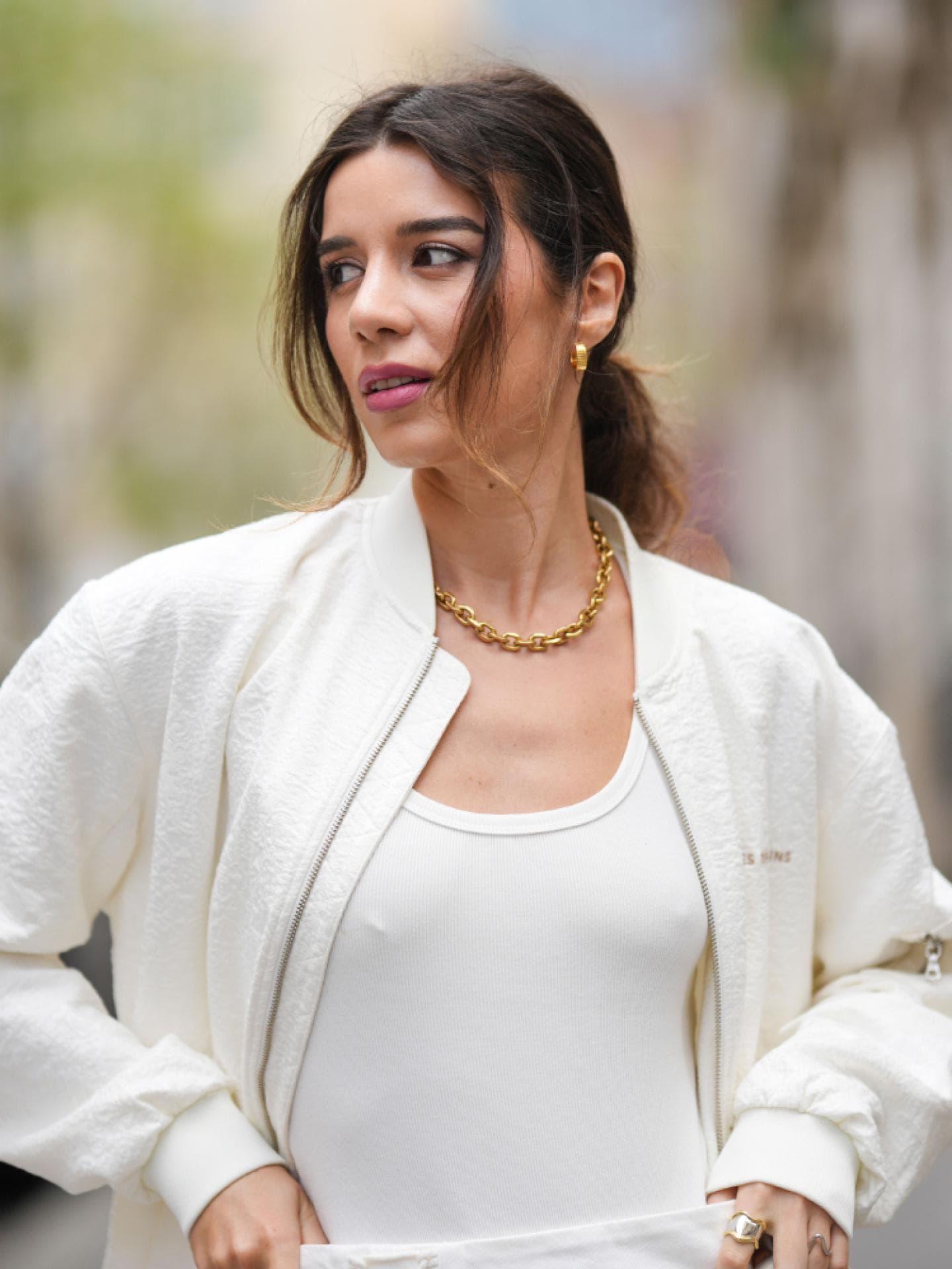 Ketevan Giorgadze trägt goldene Kette weißes Top und weiße Jacke