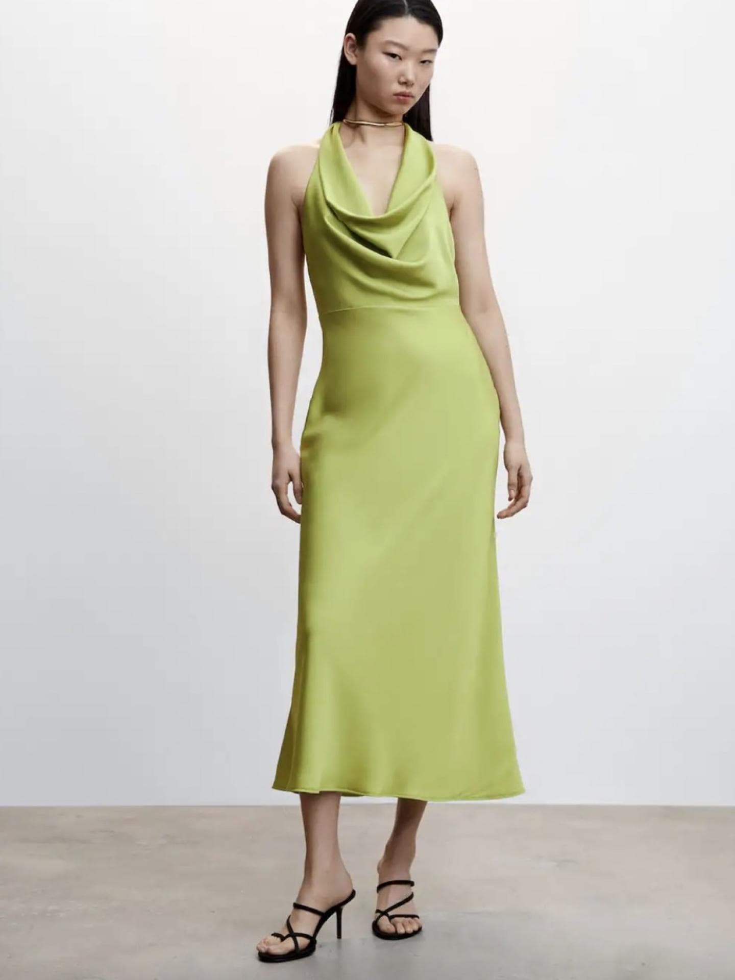 Dress in Limettengrün, Midi-Länge und Wasserfallauschnitt von Mango über About You, ca. 70 Euro