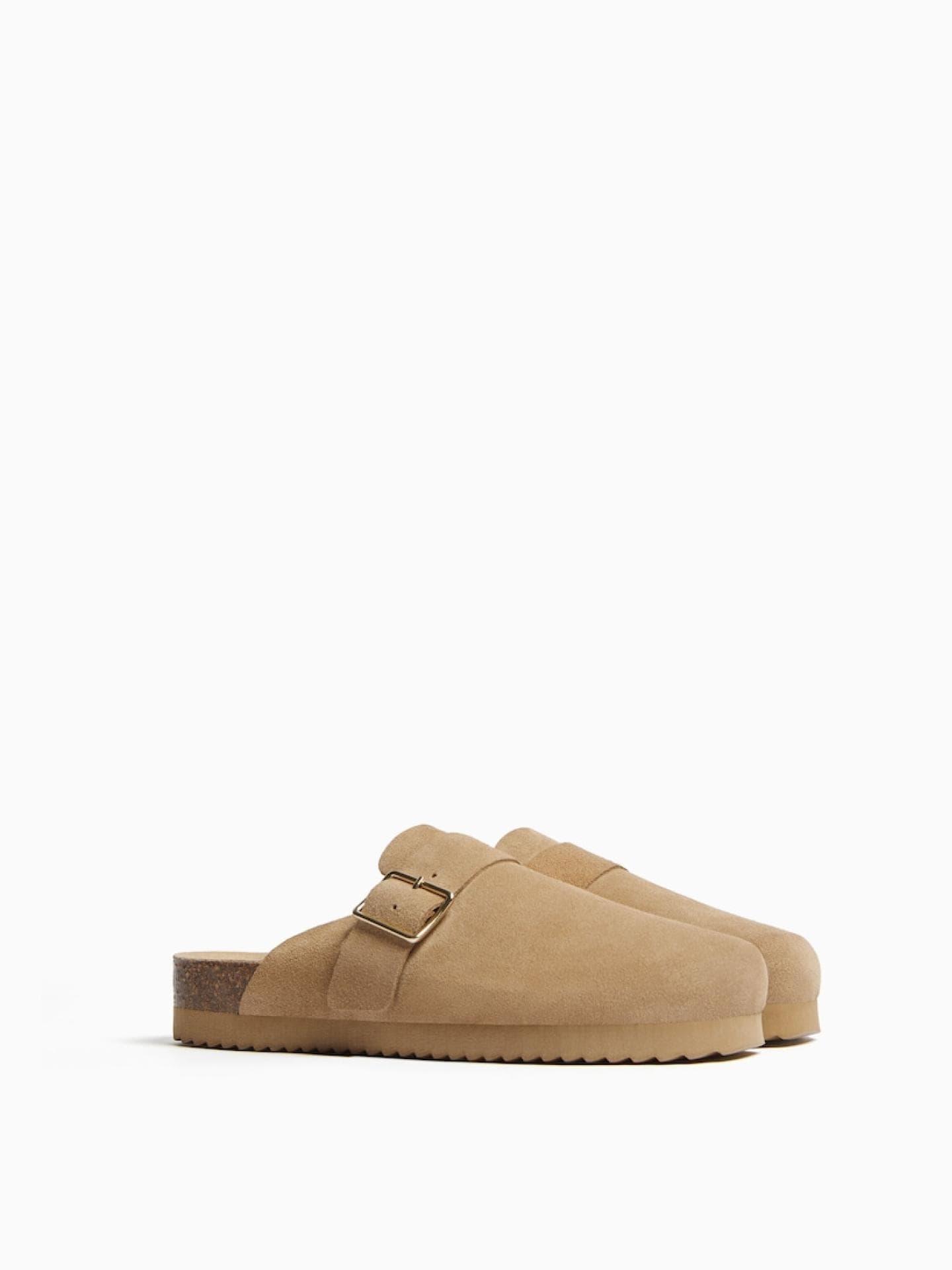 Lederclogs mit Schnalle in Sandfarben von Bershka, ca. 40 Euro