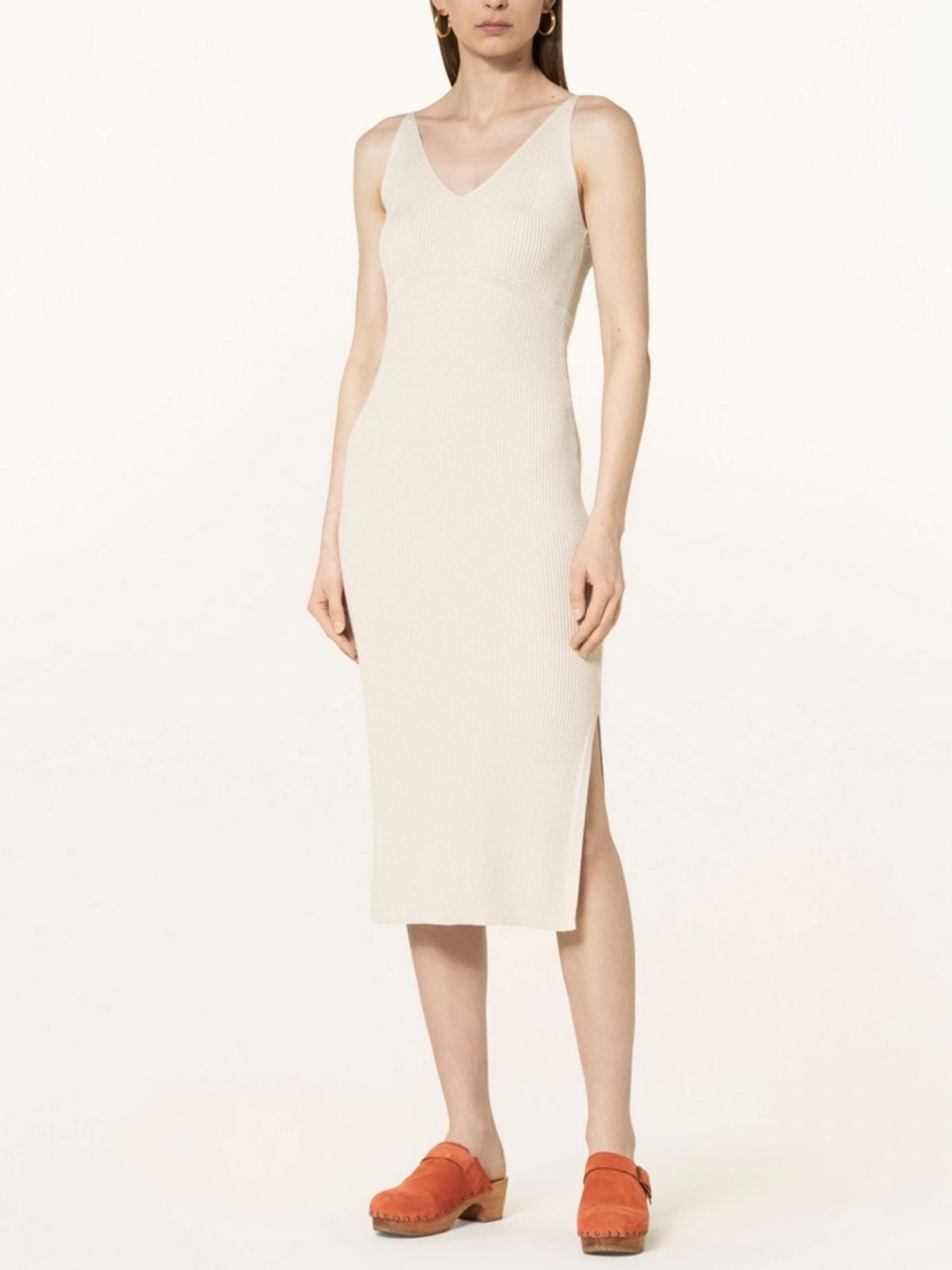 Strickkleid von Marc O'Polo in Taupe mit Beinschlitz über Breuninger, ca. 170 Euro 