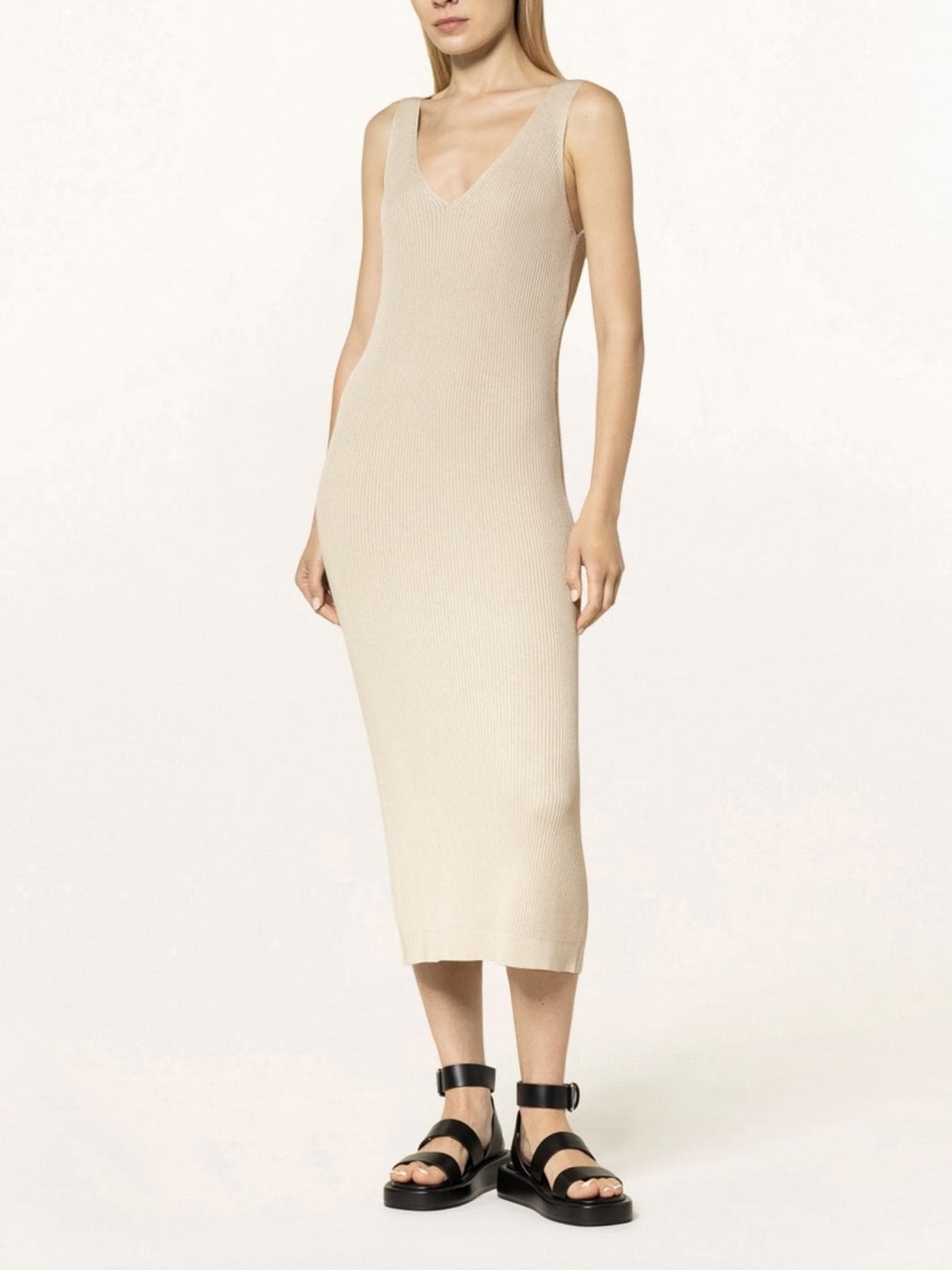 Dress aus Rippstrick mit V-Ausschnitt und breiten Trägern von Phase Eight über Breuninger, ca. 129 Euro