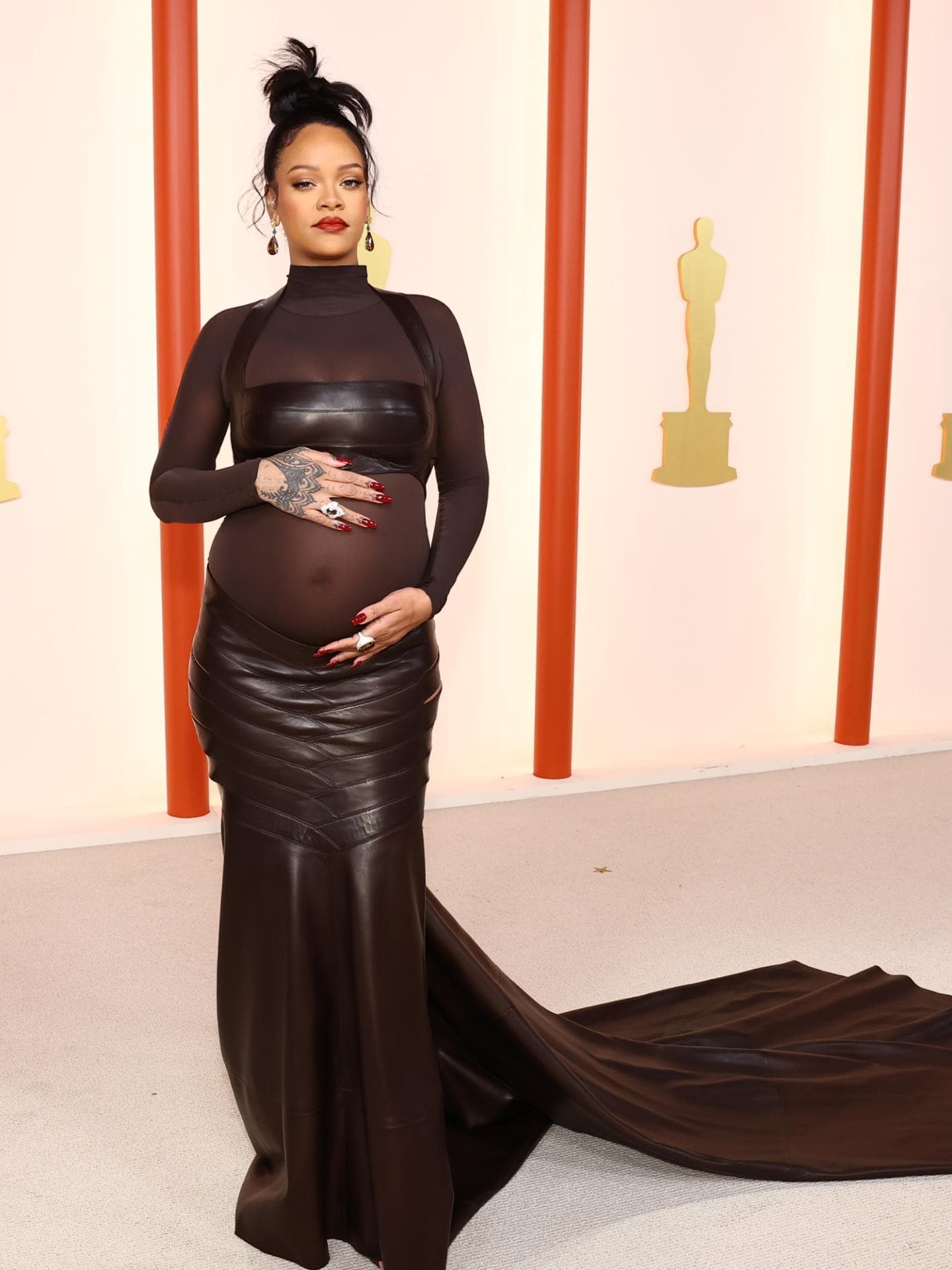 Rihanna auf den Oscars schwarzes Kleid 95th Annual Academy Awards 