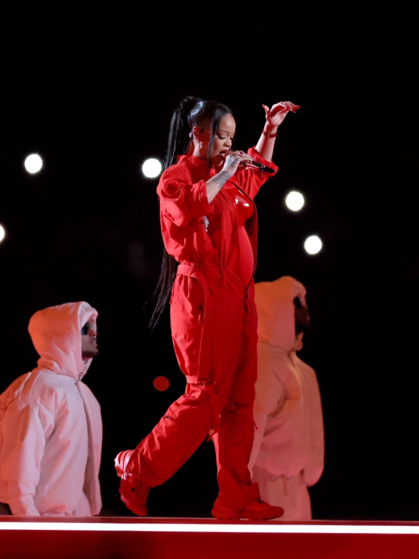 Rihanna Super Bowl roter Look 2023 März