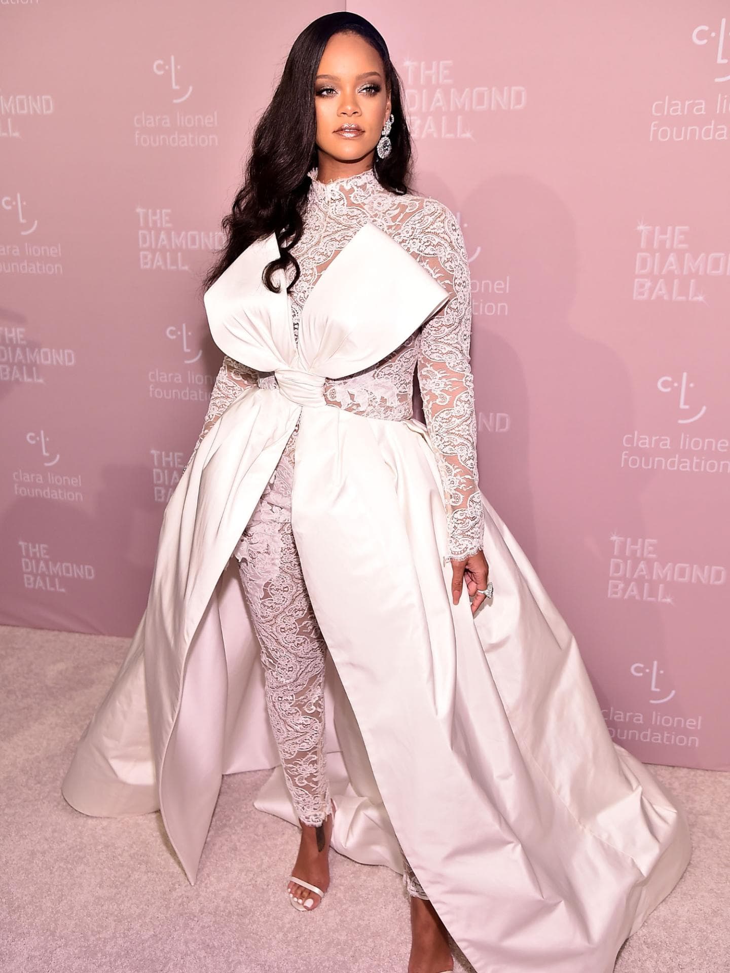 Rihanna's auf ihrem vierten Diamond Ball in einem weißen Spitzen-Einteiler plus Satin-Schleife mit XXL-Schleppe