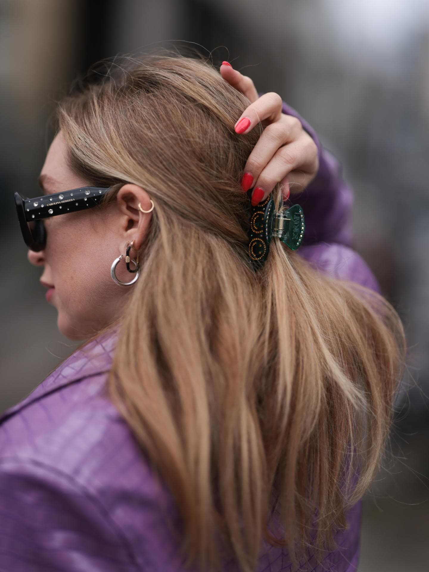 Sonia Lyson trägt Haarspange offenes haar streetstyle Sonia Lyson trägt Haarspange offenes haar streetstyle