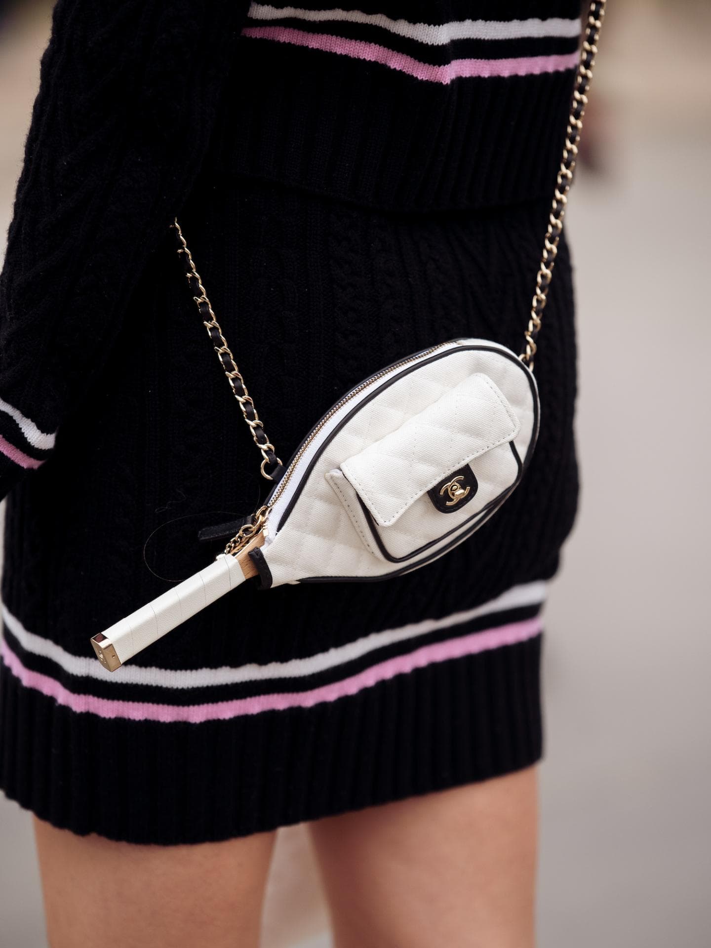 Frau mit Tasche in Tennisschlägerform