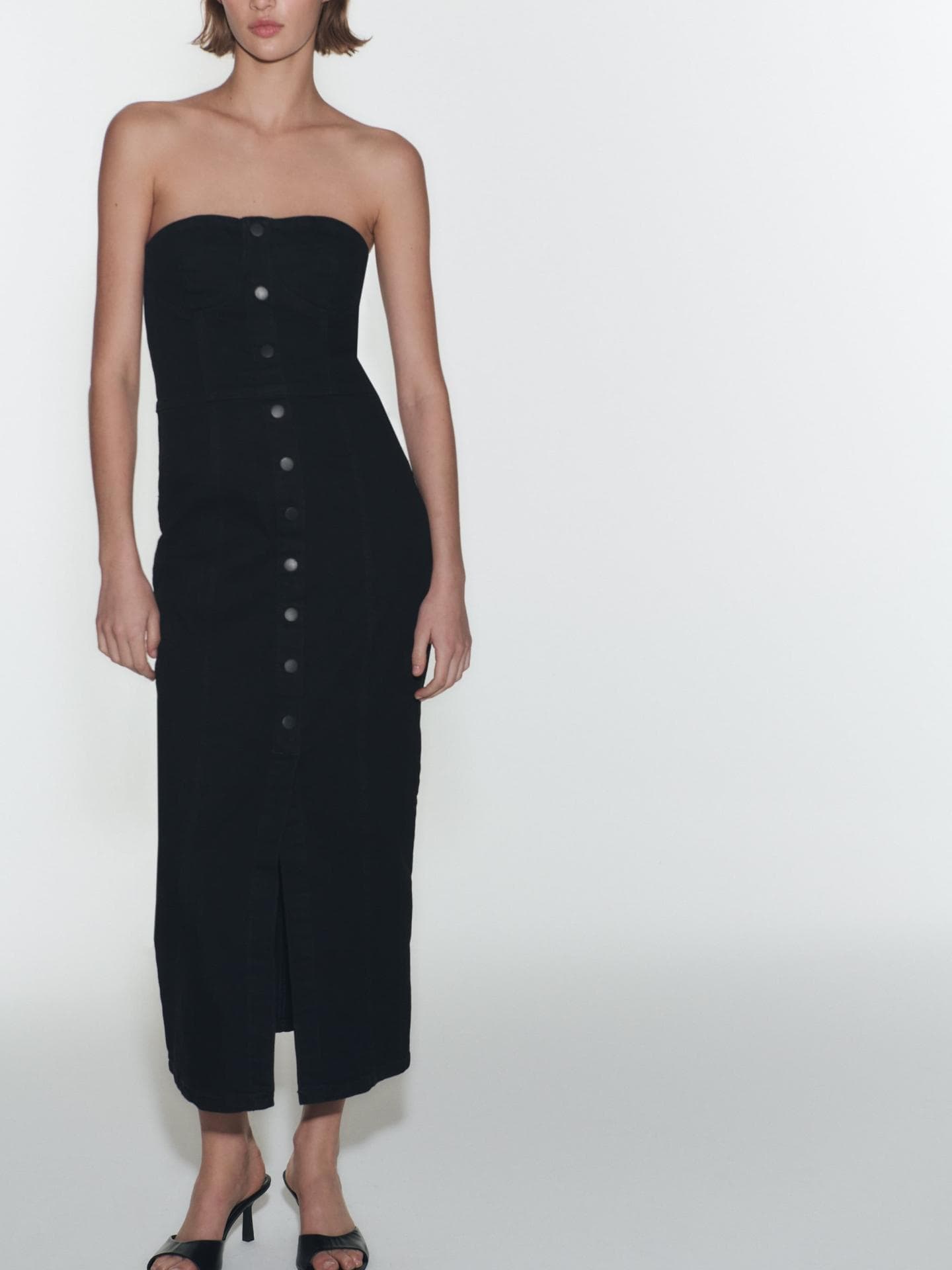 Schulterfreies, schwarzes Jeanskleid mit Knopfleiste und Schlitz, ca. 50 Euro