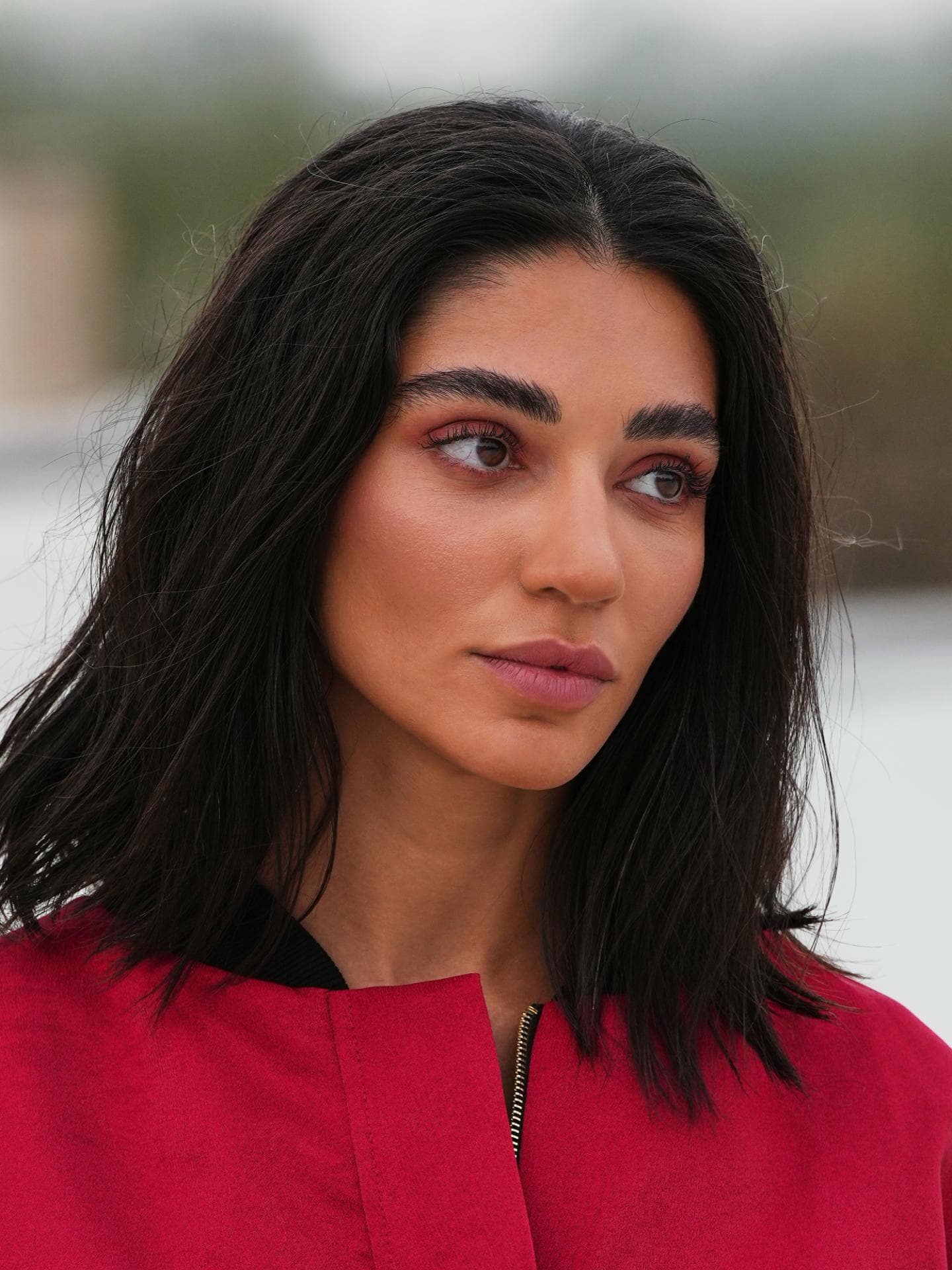 Beauty Shot Frau mit offenen Haaren Augenbrauen