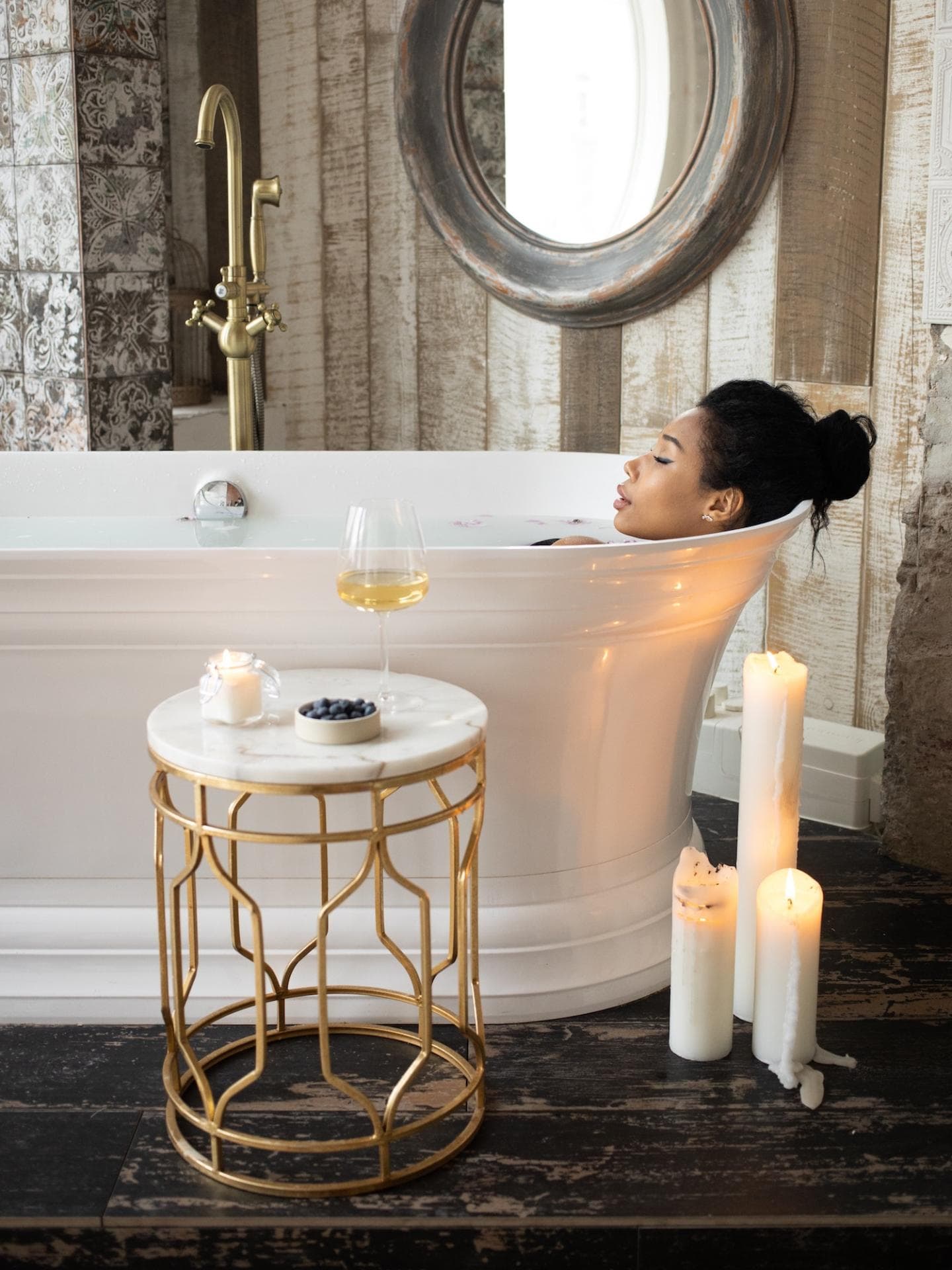 Eine Frau liegt in einer Badewanne im luxuriösen Badezimmer