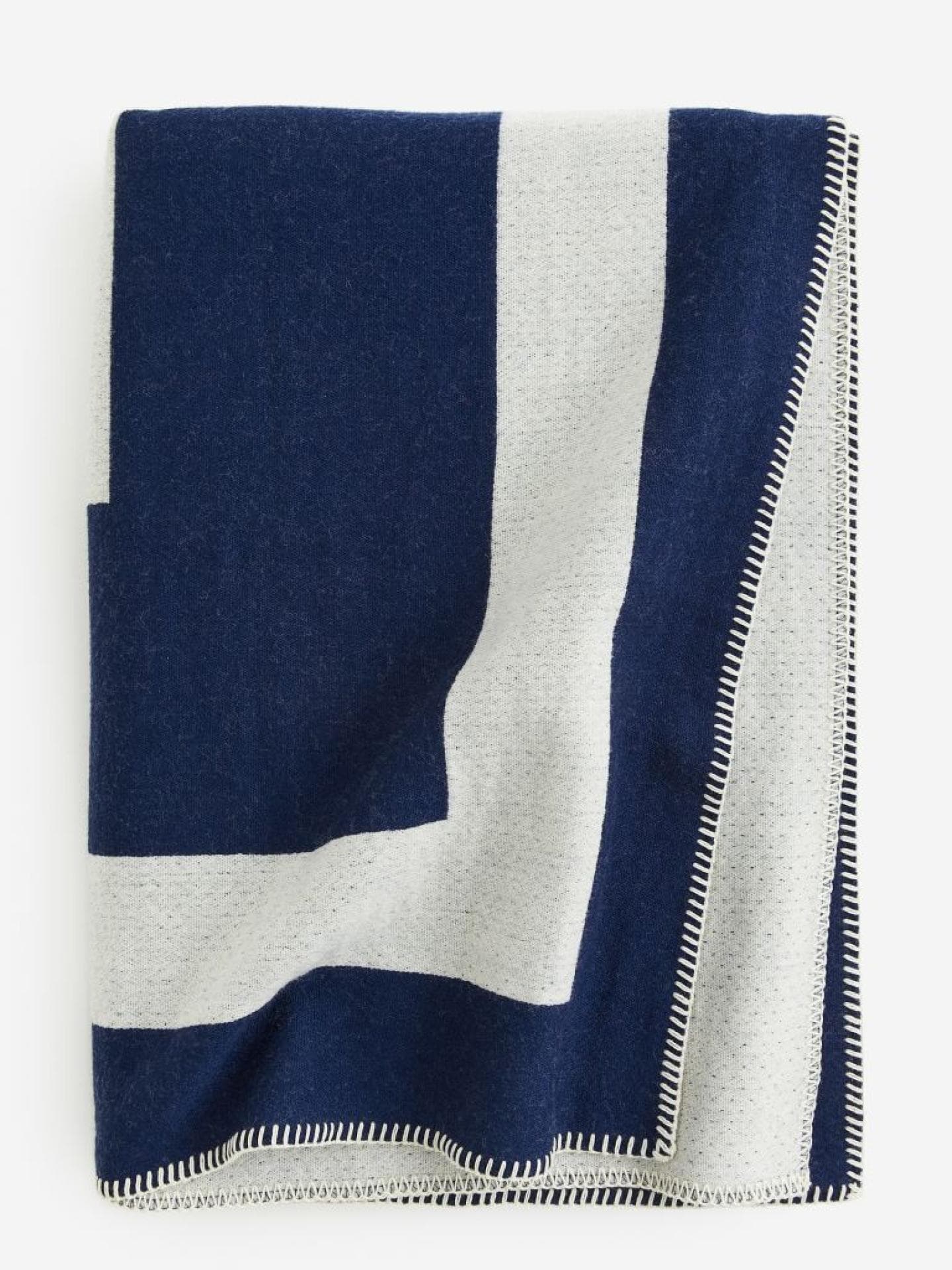 Jacquard-Decke aus Merinowolle in Blau-Weiß von H&M Home, ca. 90 Euro
