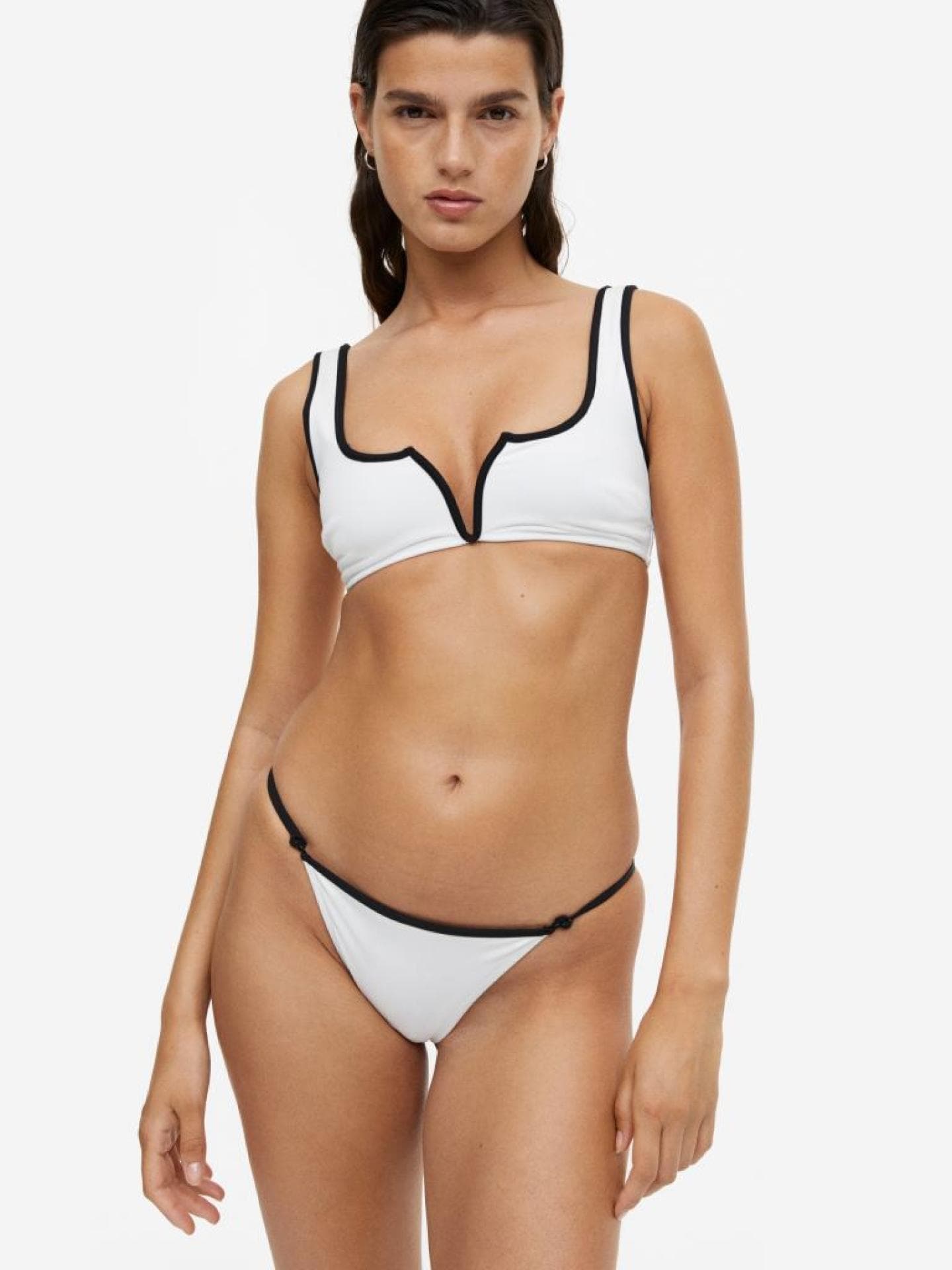 Wattiertes Bikinitop in maritimen Look von H&M, ca. 18 Euro und Bikinihose in Weiß-Schwarz von H&M, ca. 13 Euro 