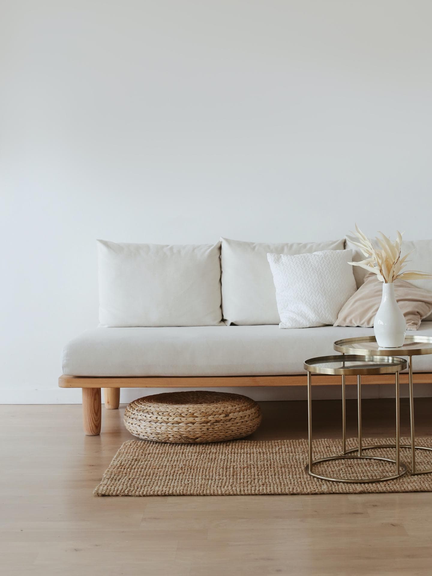 Minimalistische Wohnung Sofa Holz Weiß Kork mit Kissen und Tischen