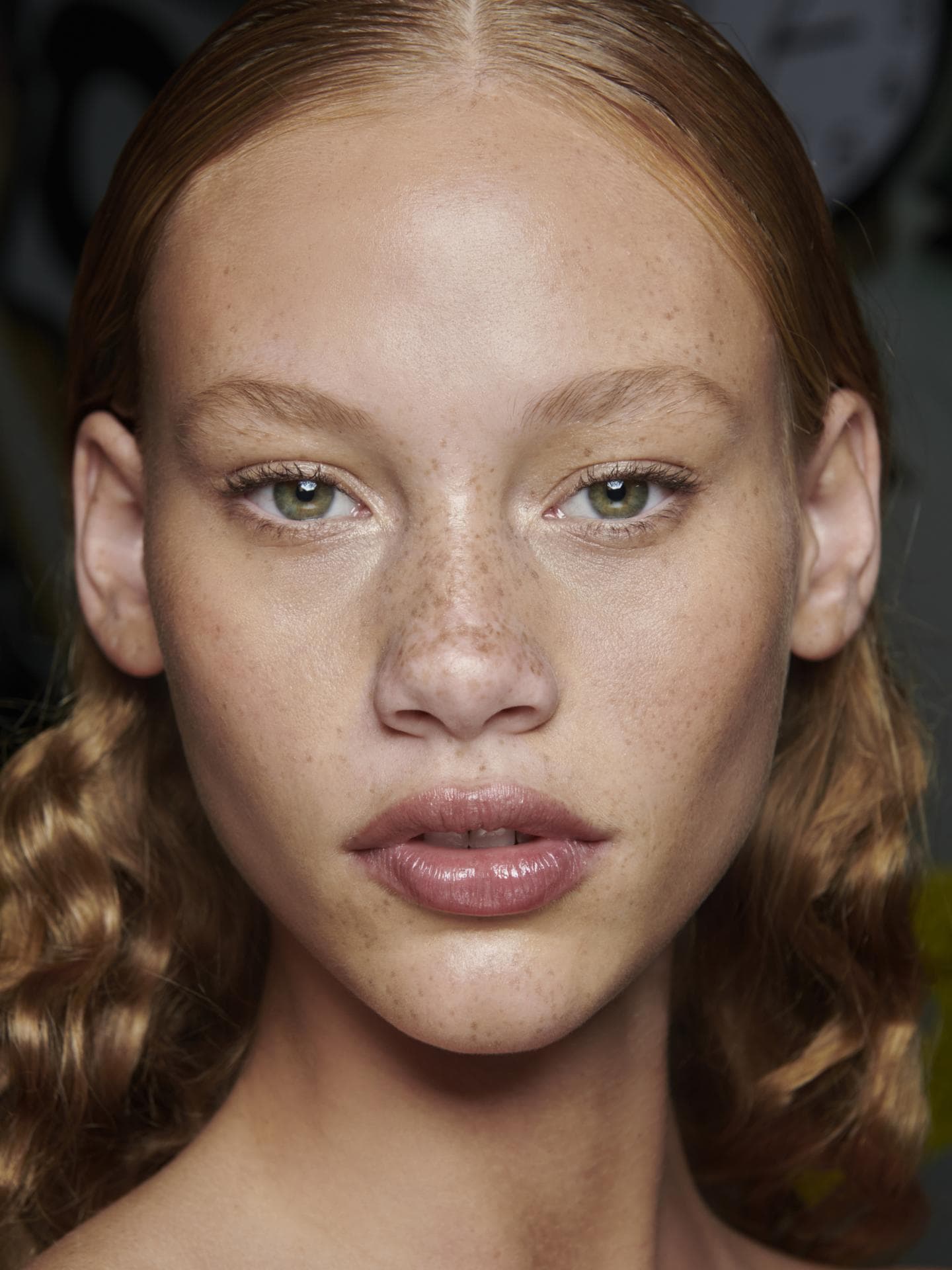 Model mit Sommersprossen