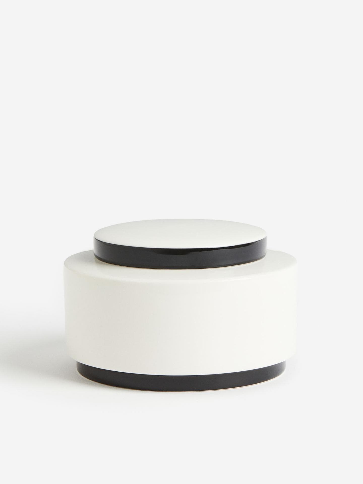 Schwarz-weiße, runde Porzellandose mit Deckel von H&M Home, ca. 30 Euro 