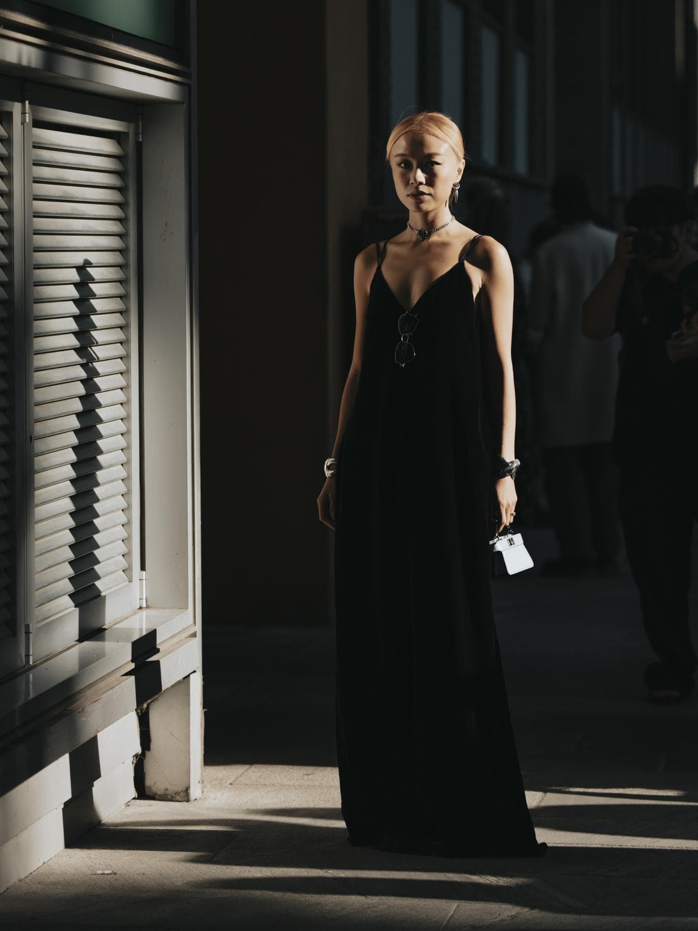 Streetstyle: Frau mit schwarzem Kleid