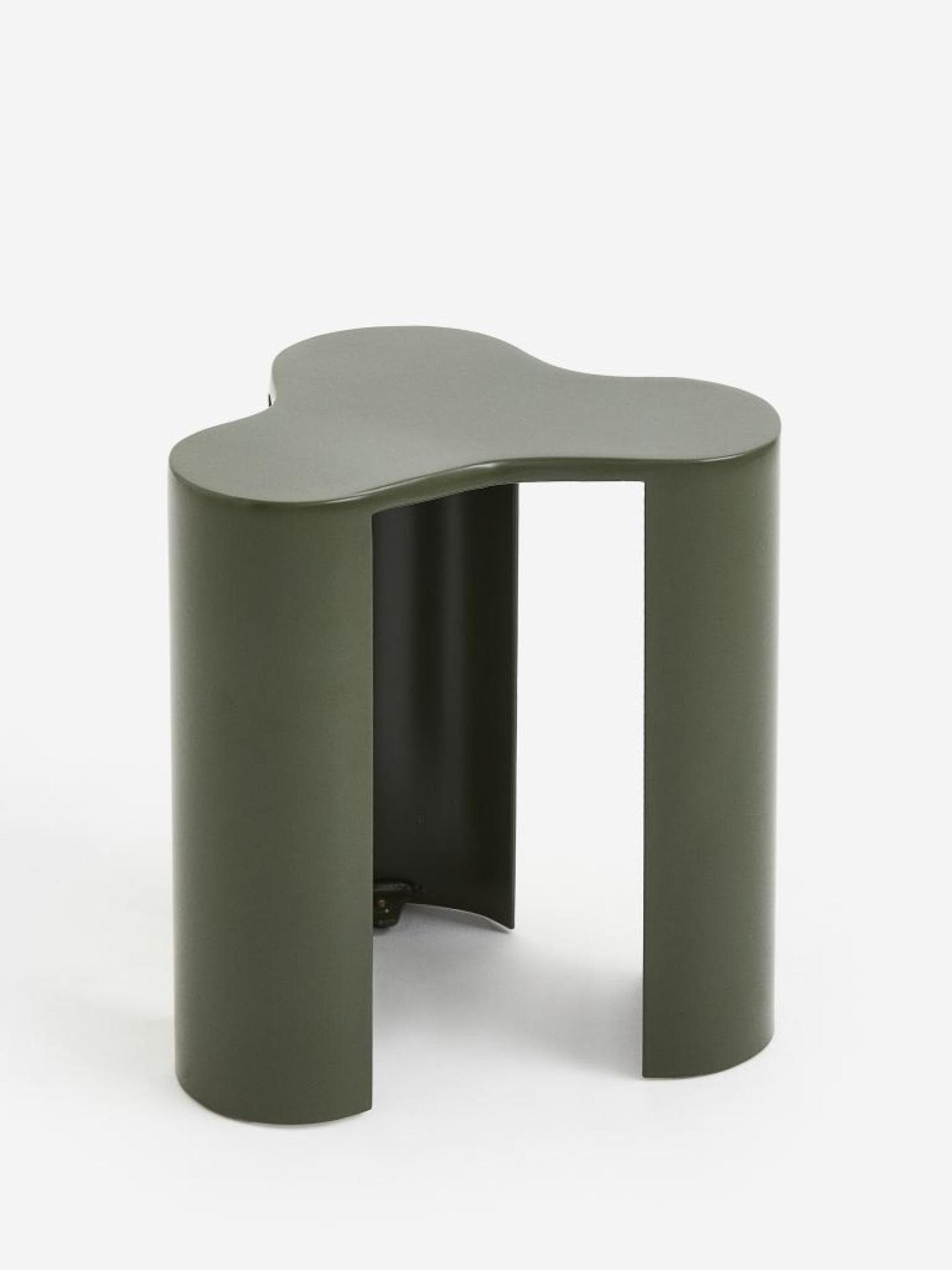 Dunkelgrüner Beistelltisch aus pulverbeschichtetem Metall von H&M Home, ca. 129 Euro