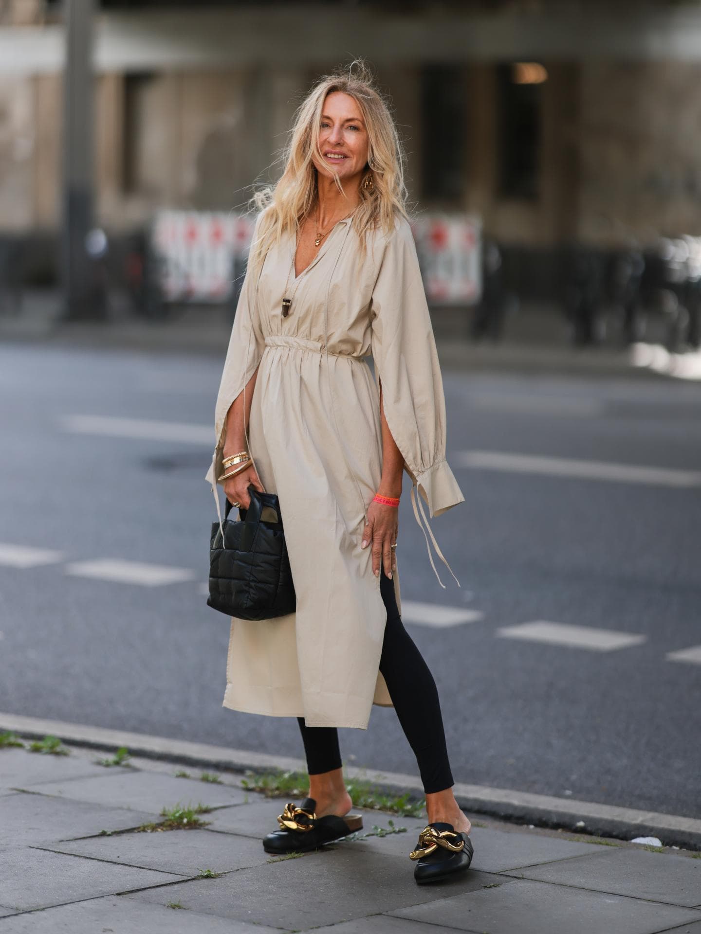 Kleid mit Leggings kombinieren Frau mit Kleid und Leggings