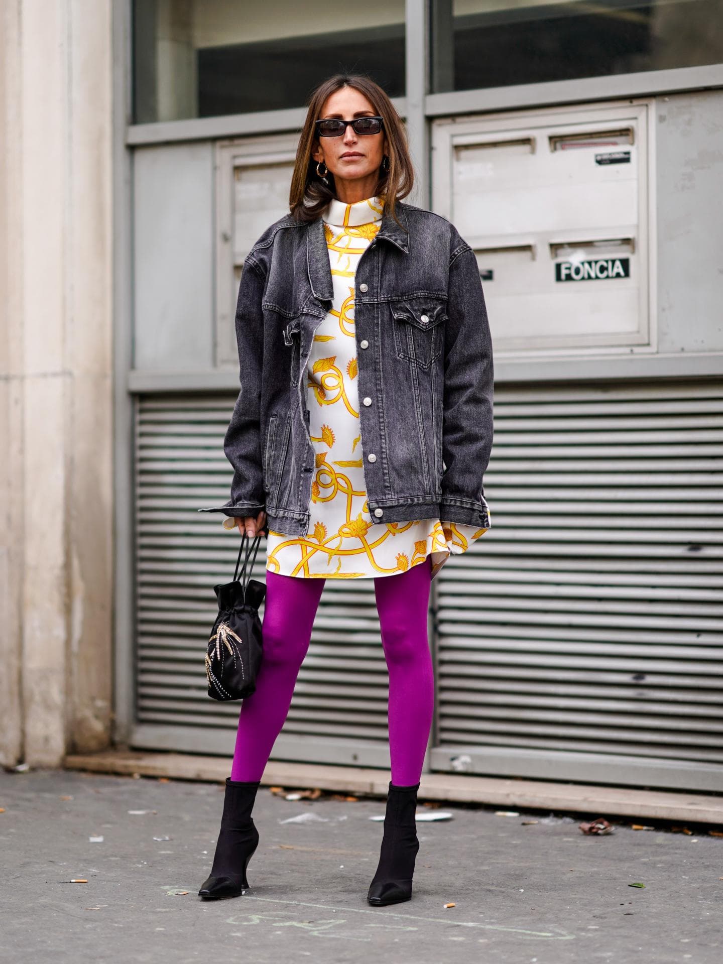 Kleid mit Leggings kombinieren Frau mit bunter Leggings und Kleid