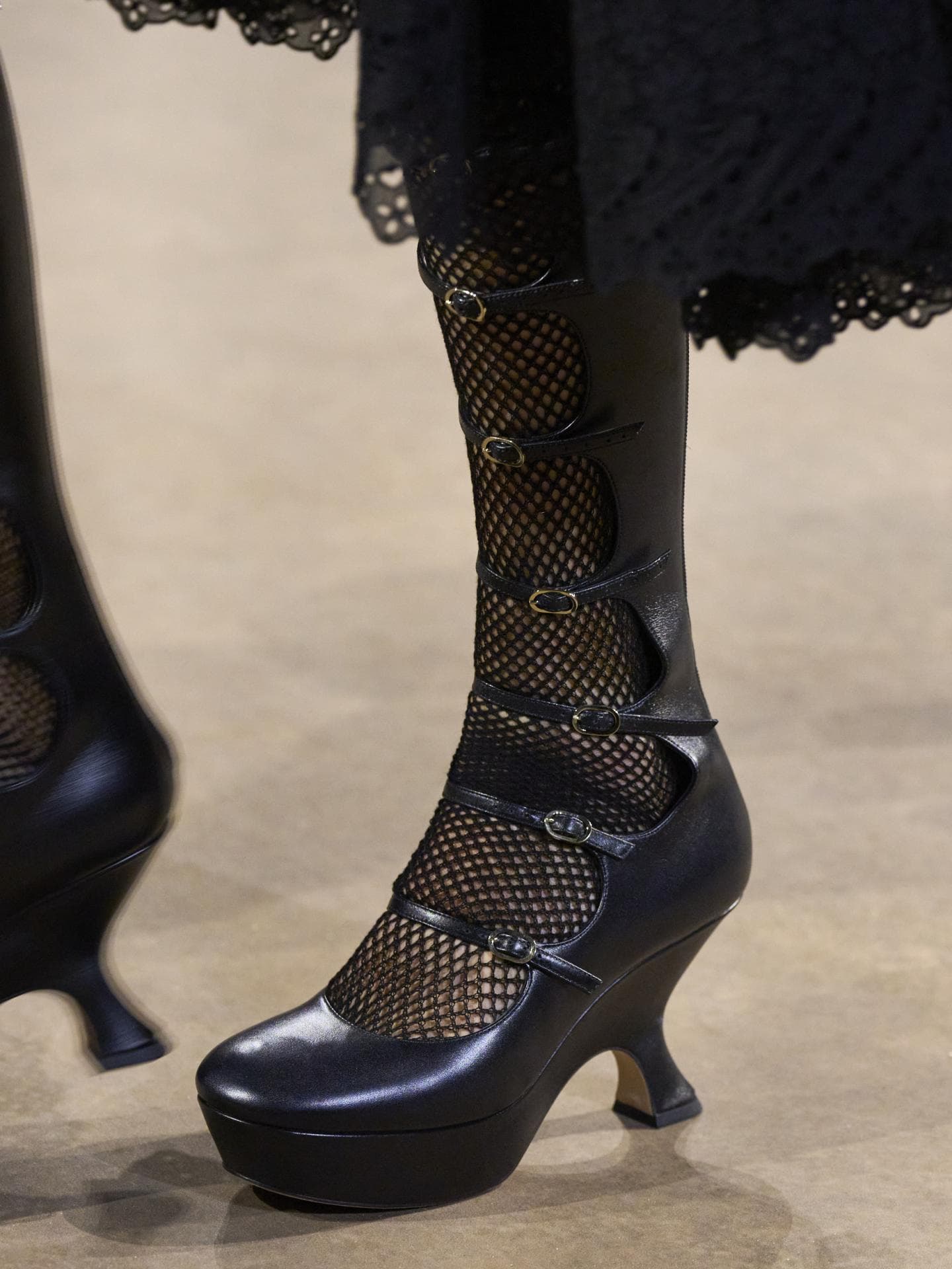 Dior Frühling Sommer 2023 Spangenschuhe im Neo-Gothic-Stil Dior Frühling Sommer 2023 Spangenschuhe im Neo-Gothic-Stil