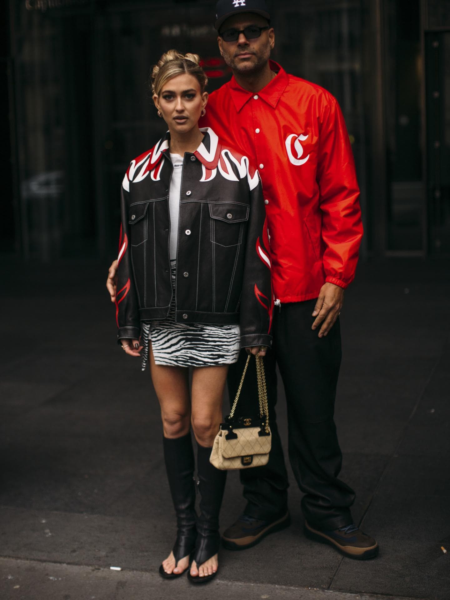 Emili Sindlev und Freund Streetstyle Lederjacke Rock
