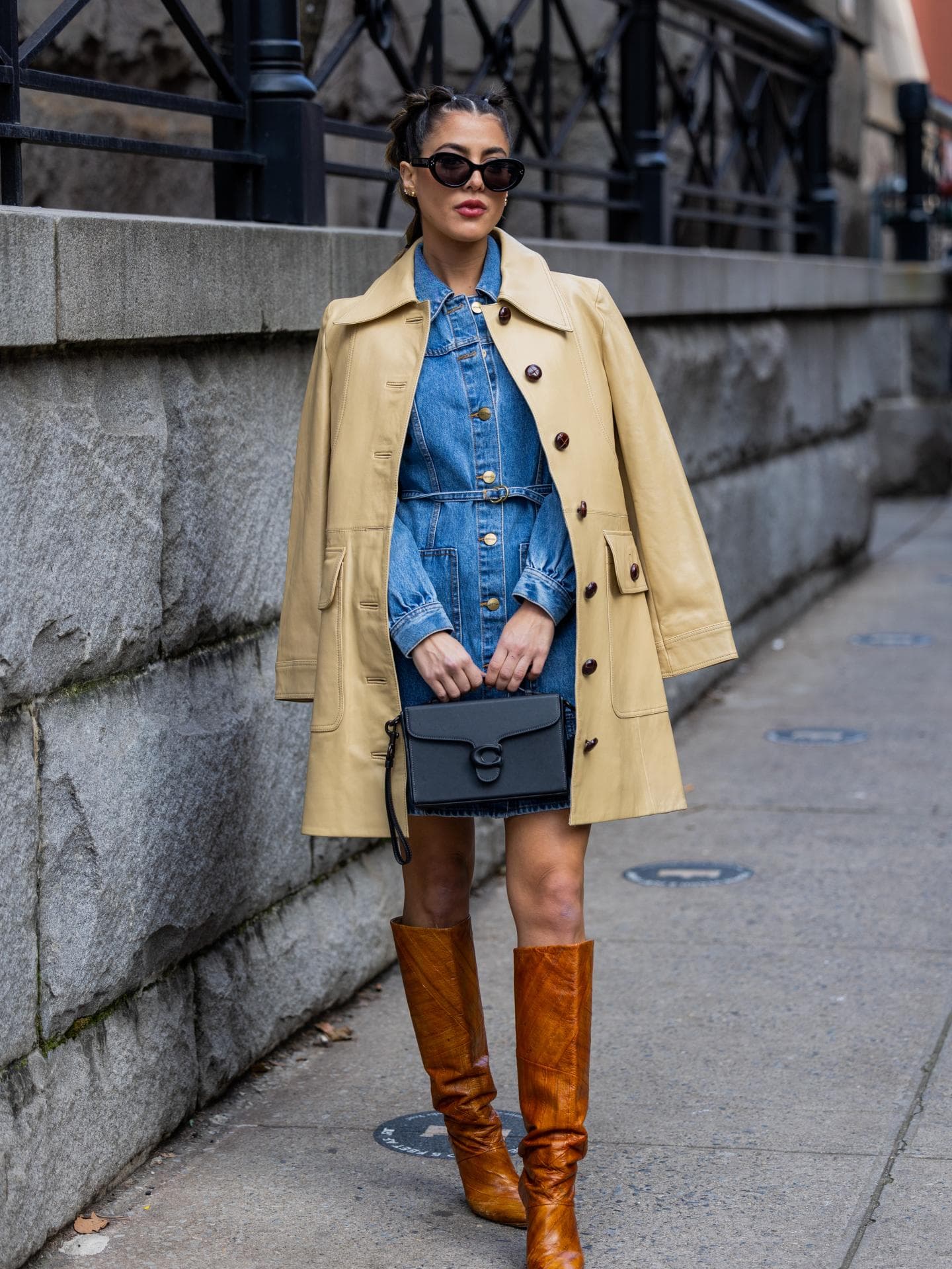 Frau mit Jeanskleid und Stiefeln