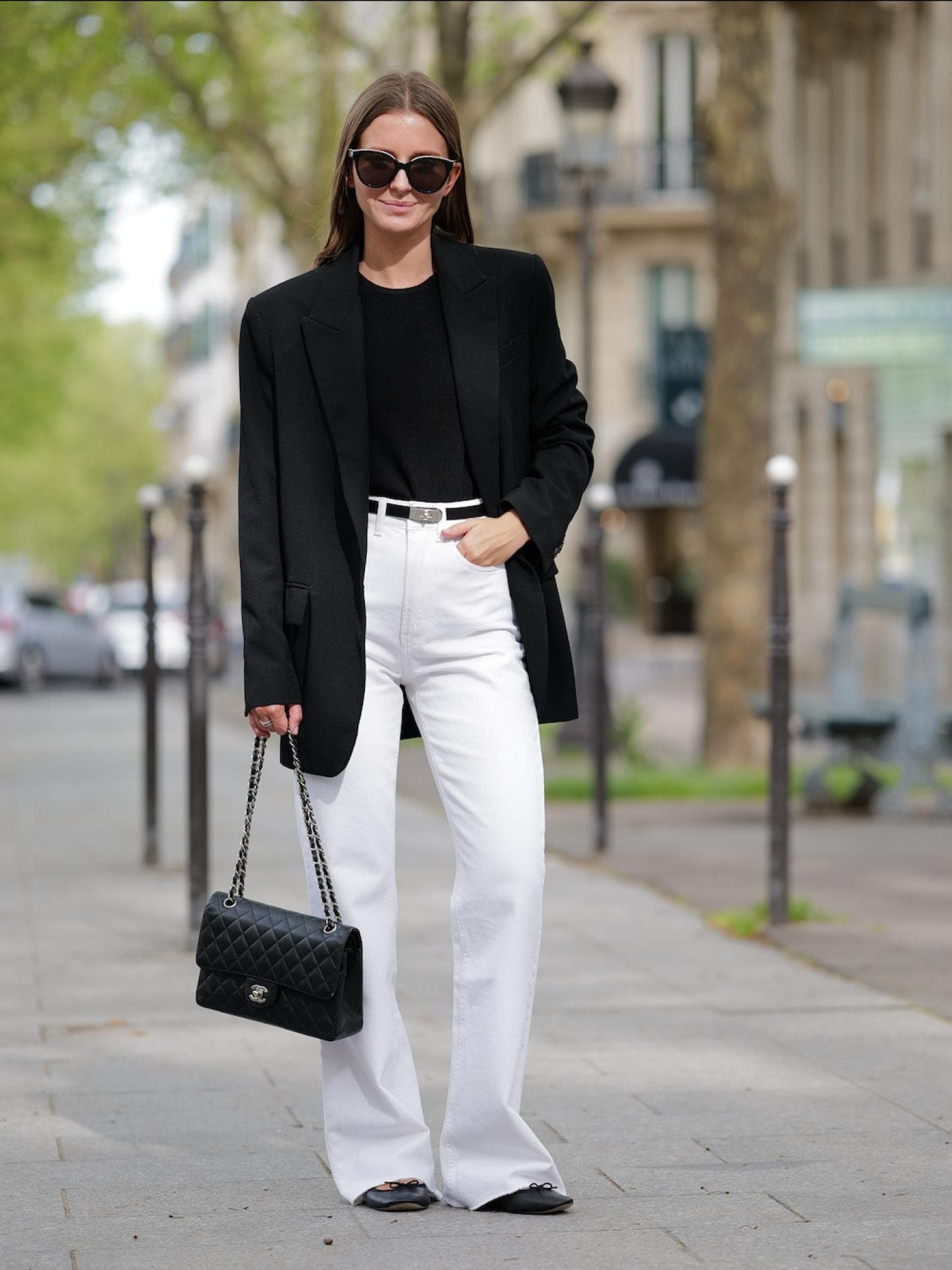 Eine Frau trägt einen Blazer und eine Jeans