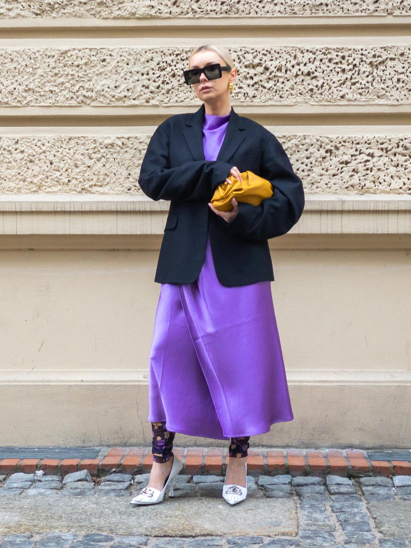 Frau mit Leggings und Kleid