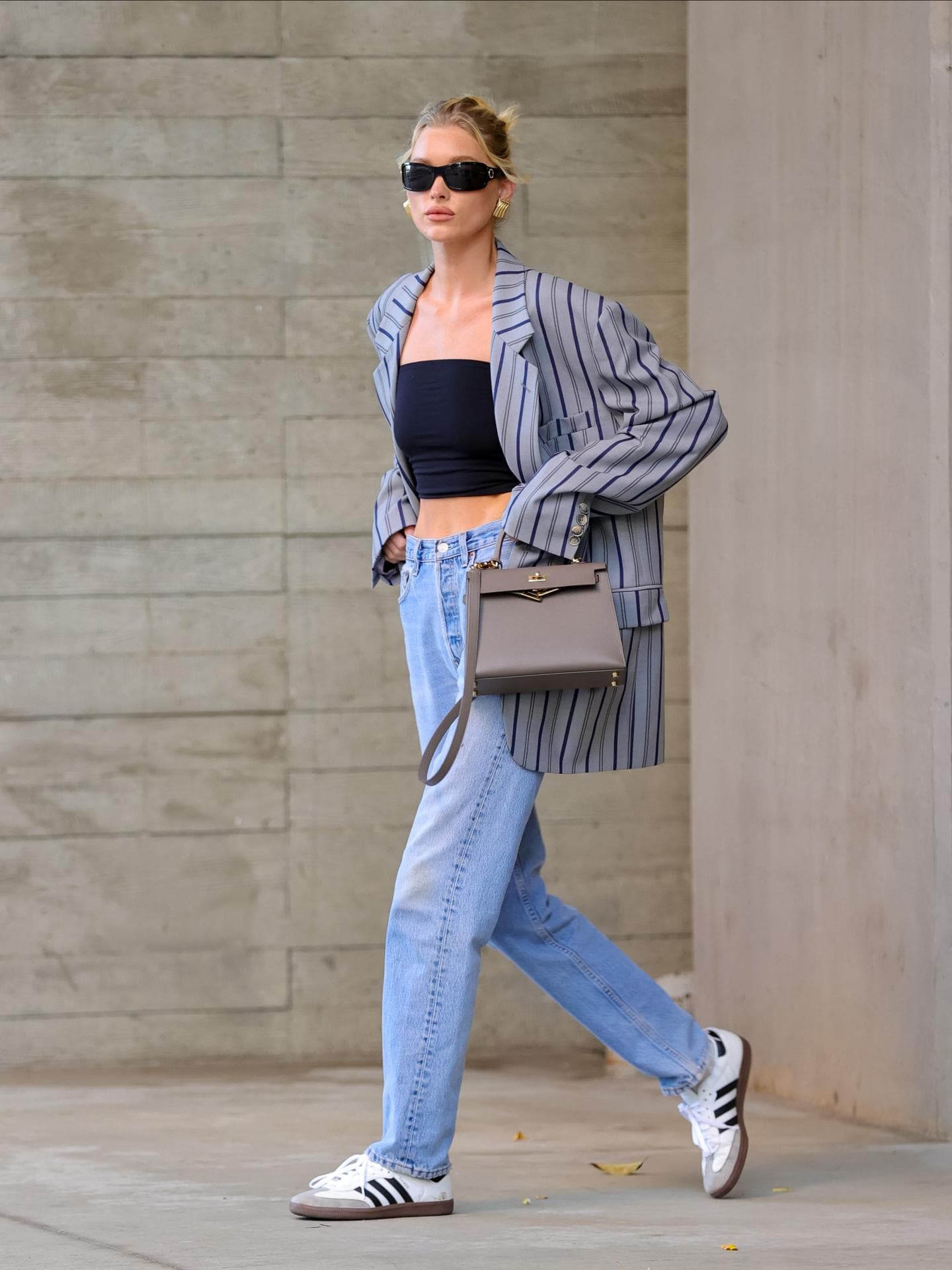 Elsa Hosk trägt Levis Jeans und weiße Adidas Samba