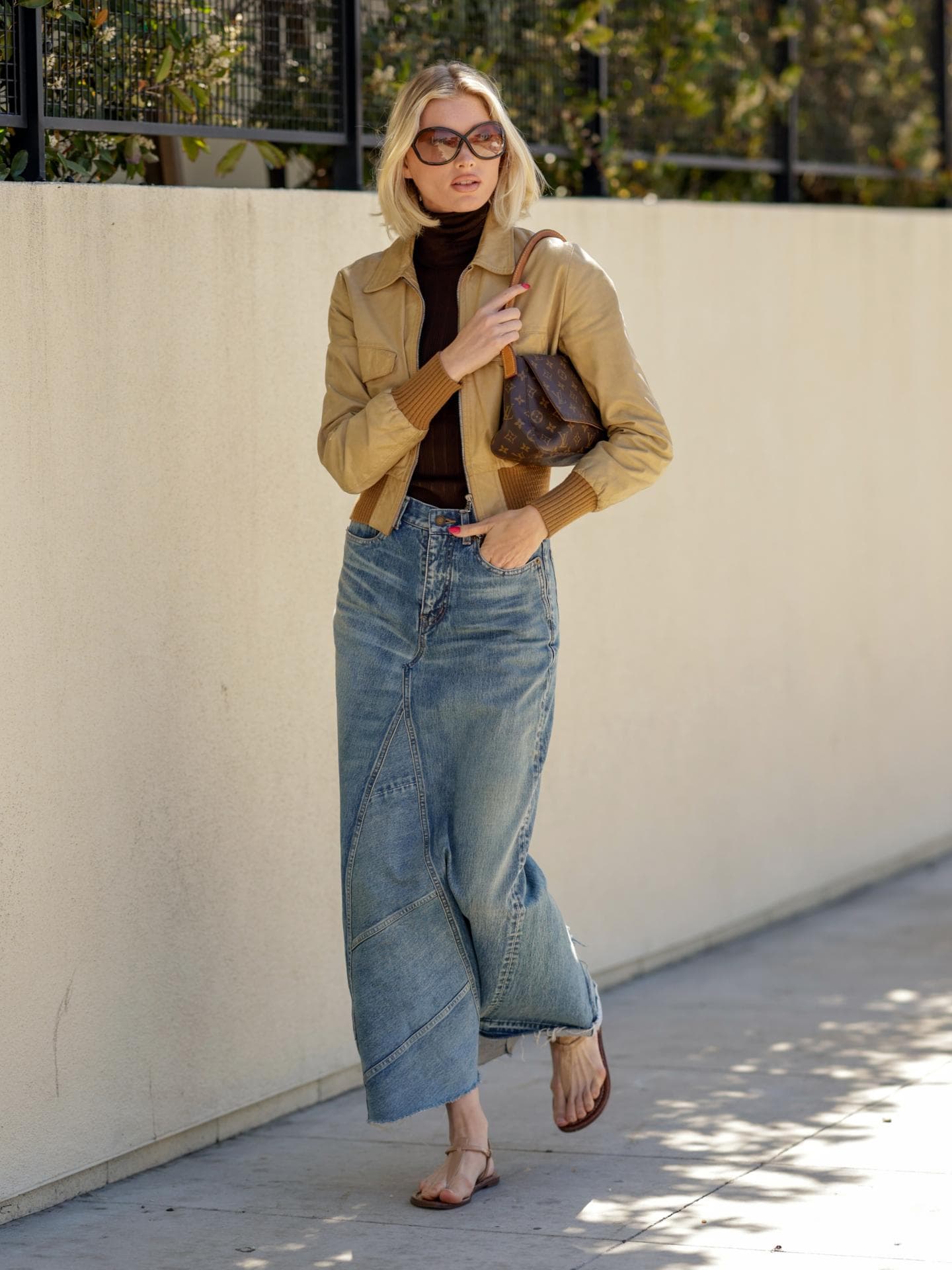Elsa Hosk trägt Sandalen und Jeansrock