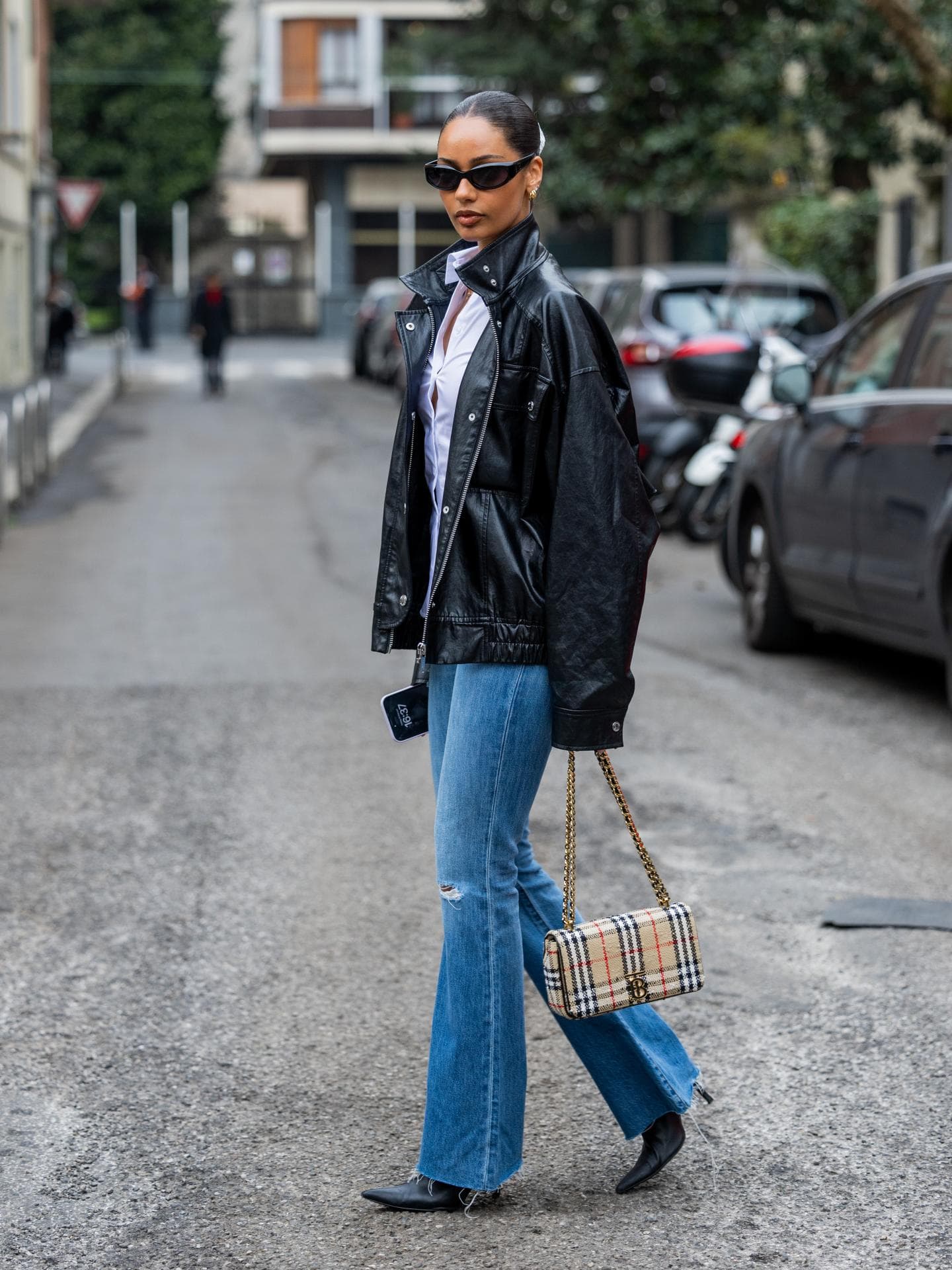 Eine Frau trägt eine blaue Jeans