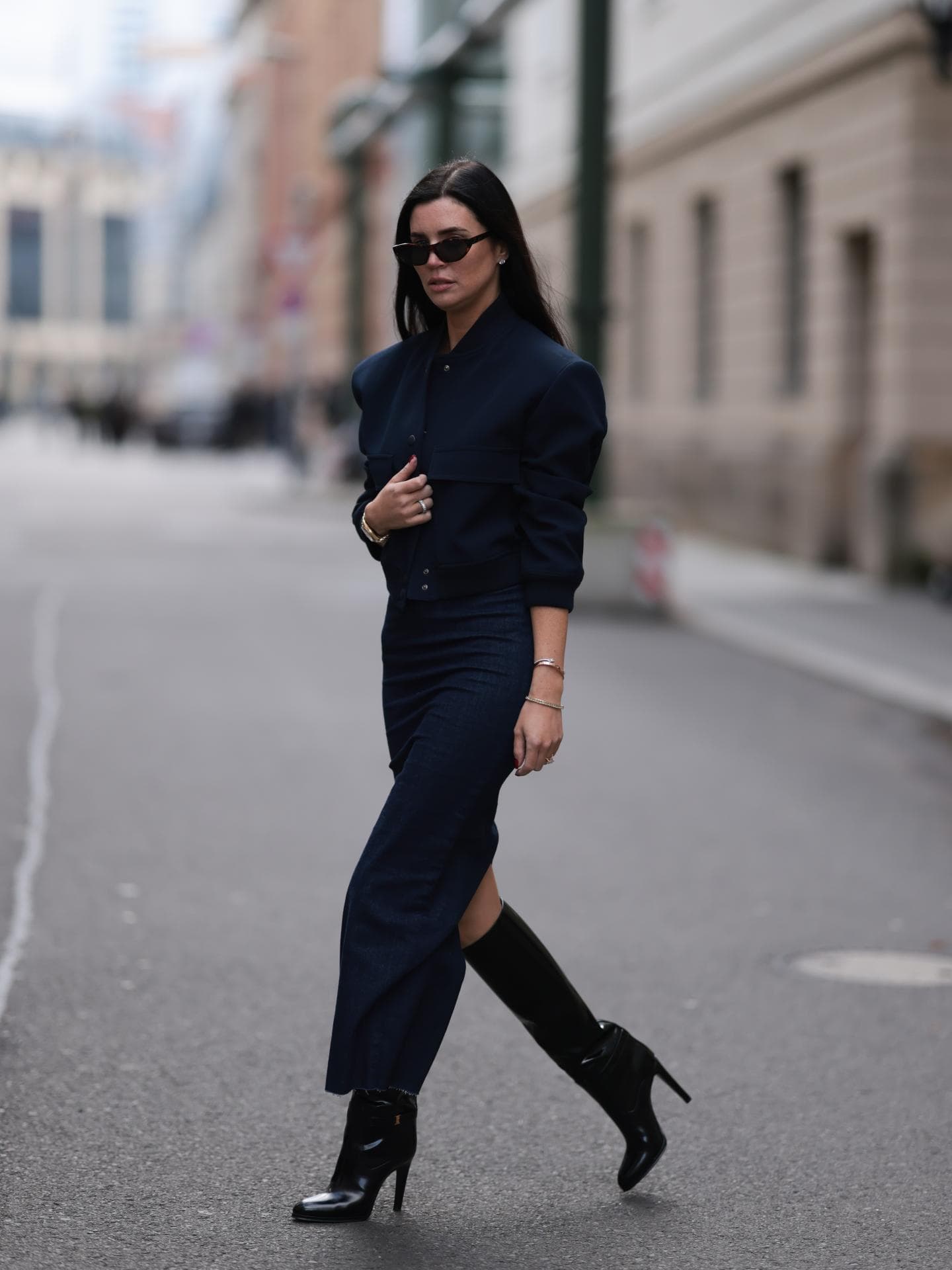 Leo Mathild in langem Jeanskleid