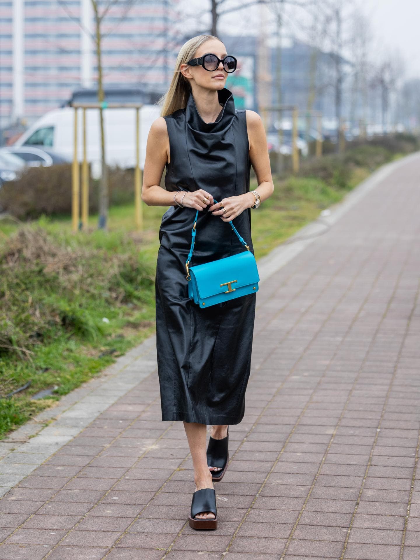 Leone Hanne trägt klobige Sandalen