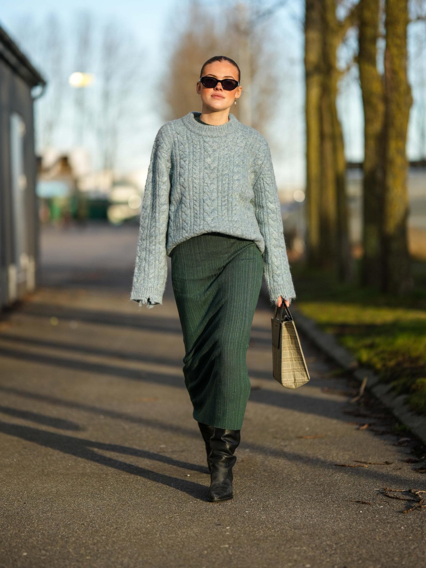 Frau mit Strickkleid und Strickpullover
