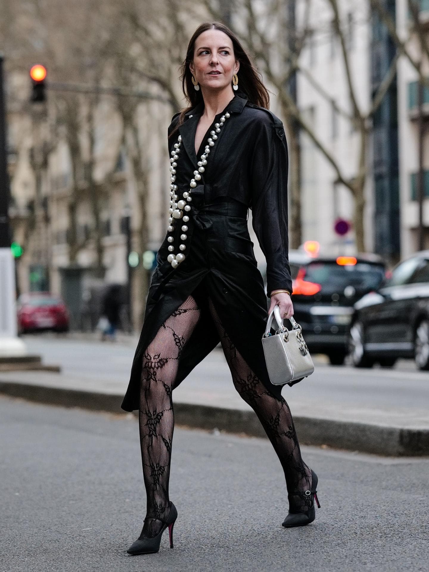Frau mit schwarzem Kleid