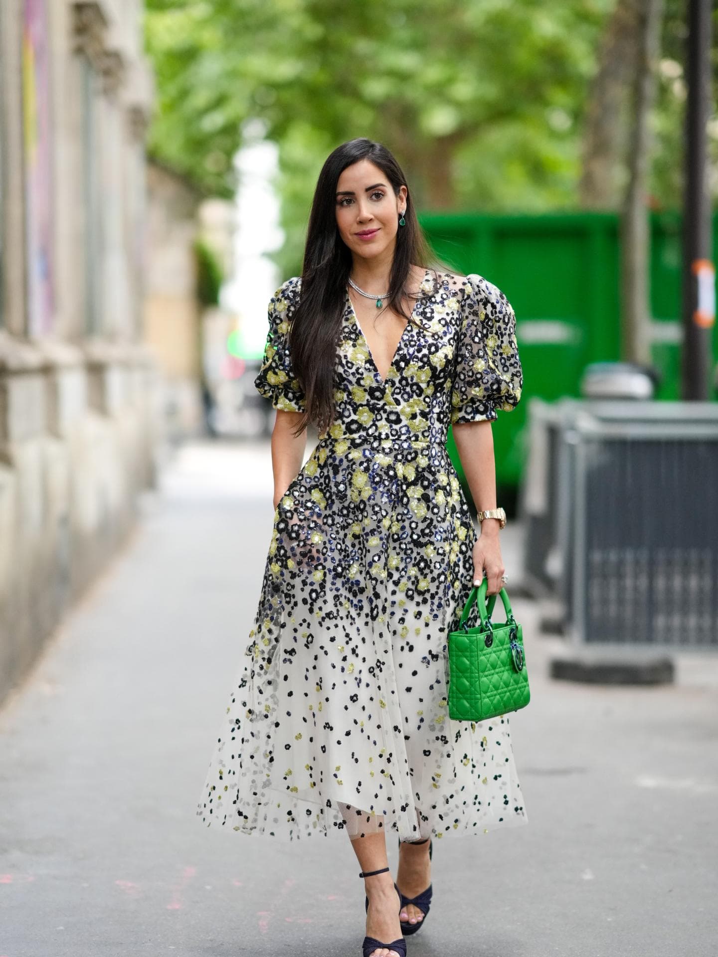 Frau im Blumenkleid mit Puffärmeln