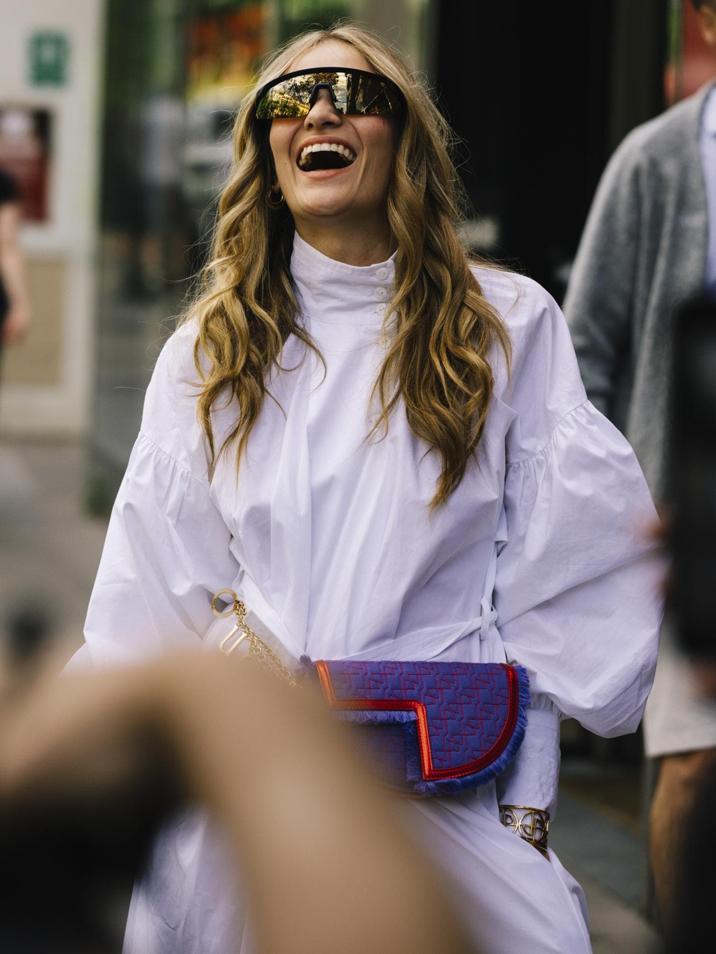 Frau im weißen Kleid Sonnenbrille